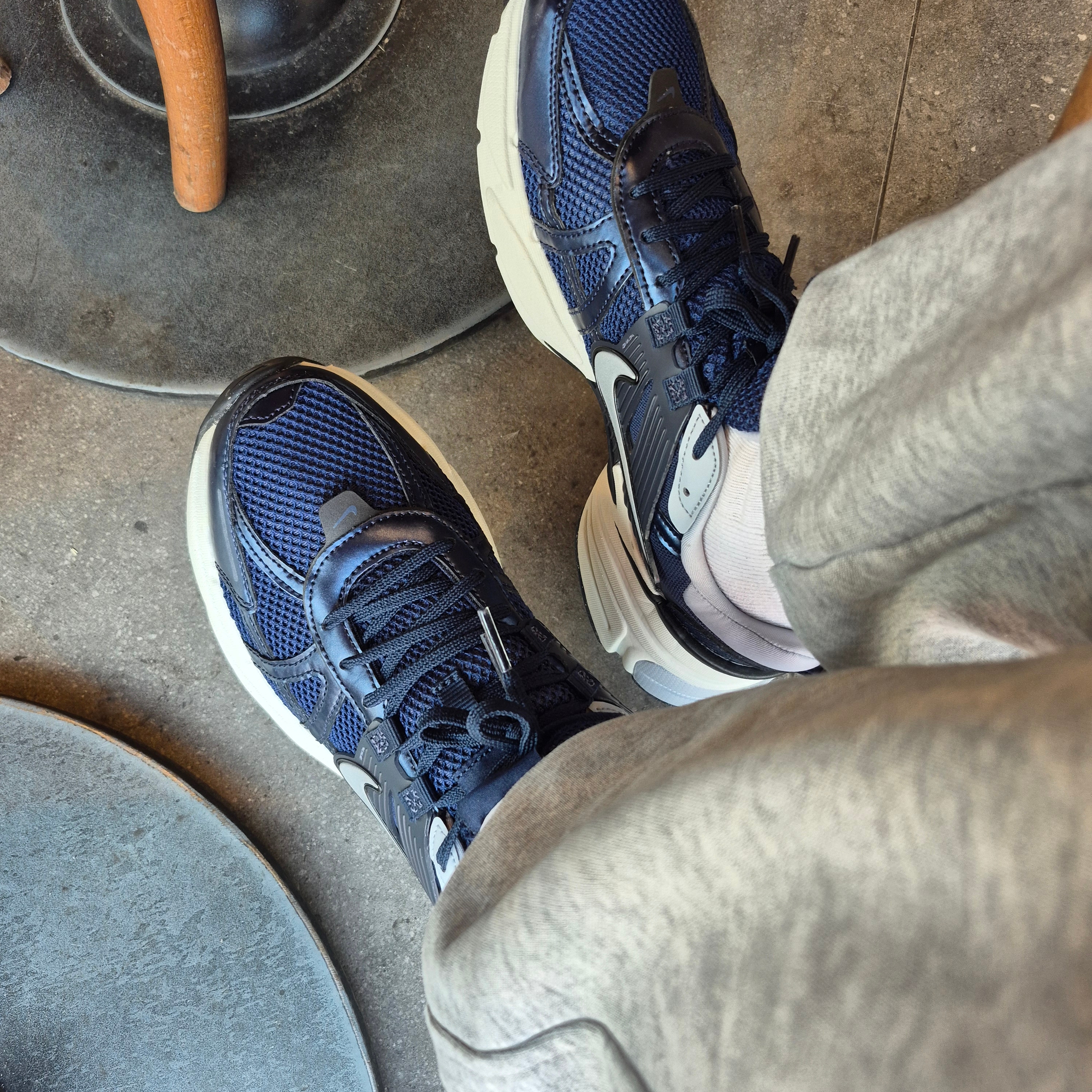Nike V2K Run Obsidian Thunder Blue 착용 스타일