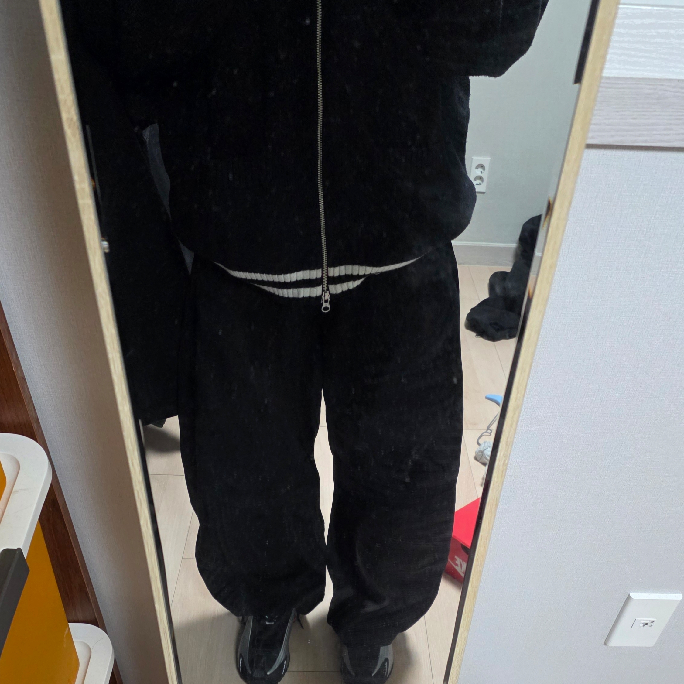 (W) Nike Shox R4 OG Black Light Crimson, Matin Kim Spell Point Stripe Knit Cardigan Black 착용 스타일 - 3