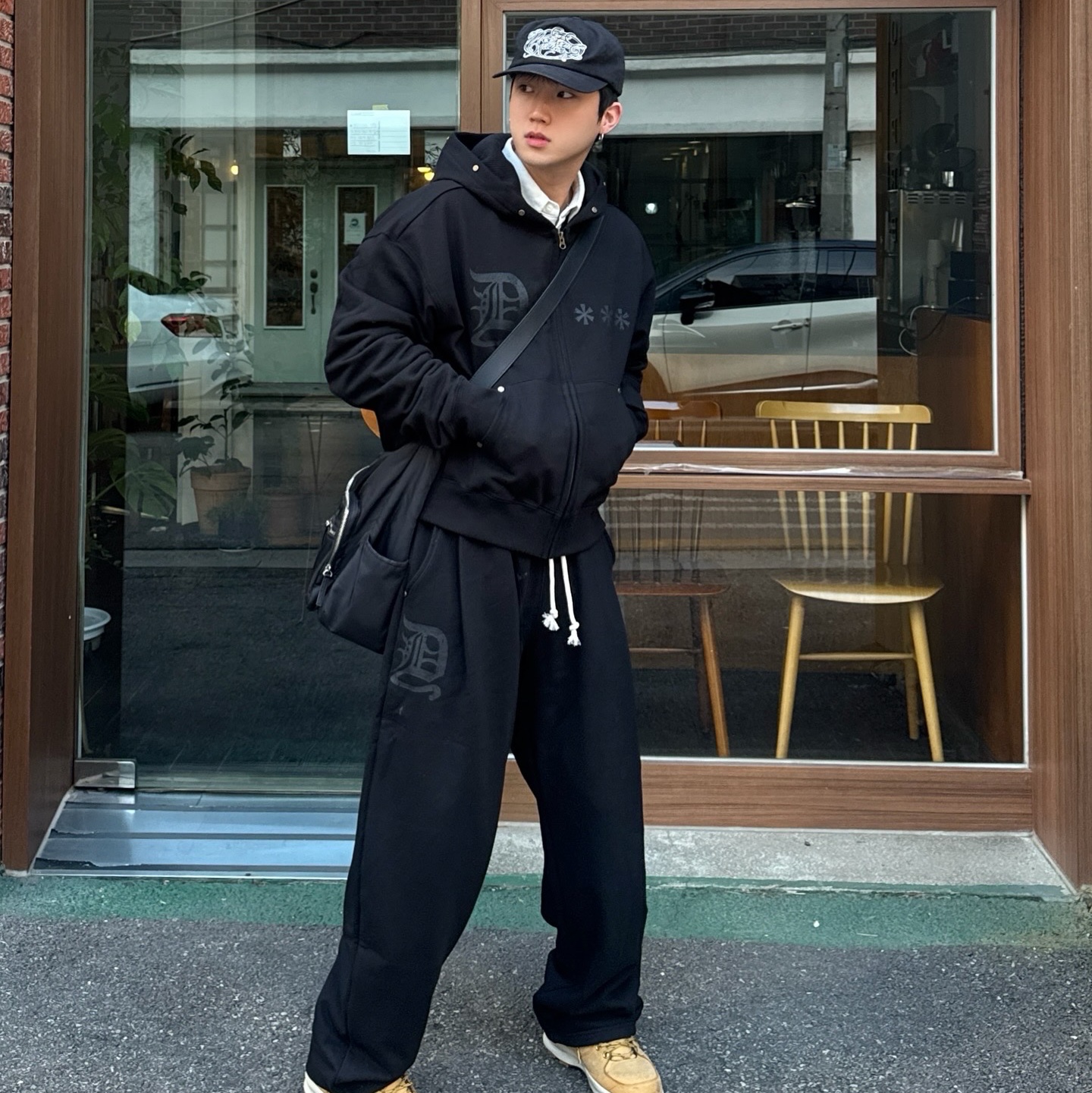 AMOU D-Star Hoodie Zip Up Black, AMOU D-Star Hoodie Zip Up Gray 착용 스타일 - 1