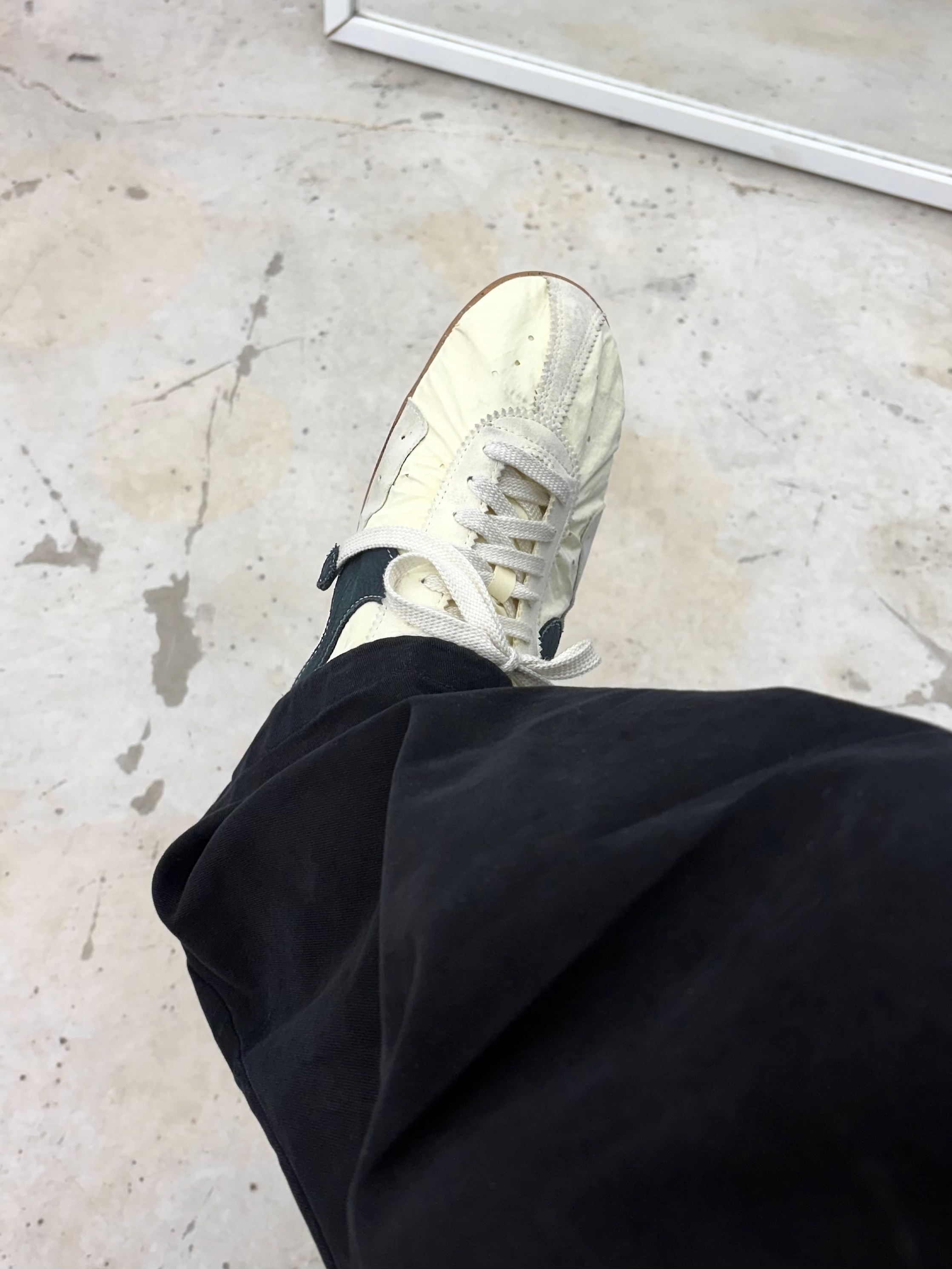 Nike x Jacquemus Moon Shoe SP Alabaster Off Noir, noun Washed Cargo Pants Black 착용 스타일 - 1