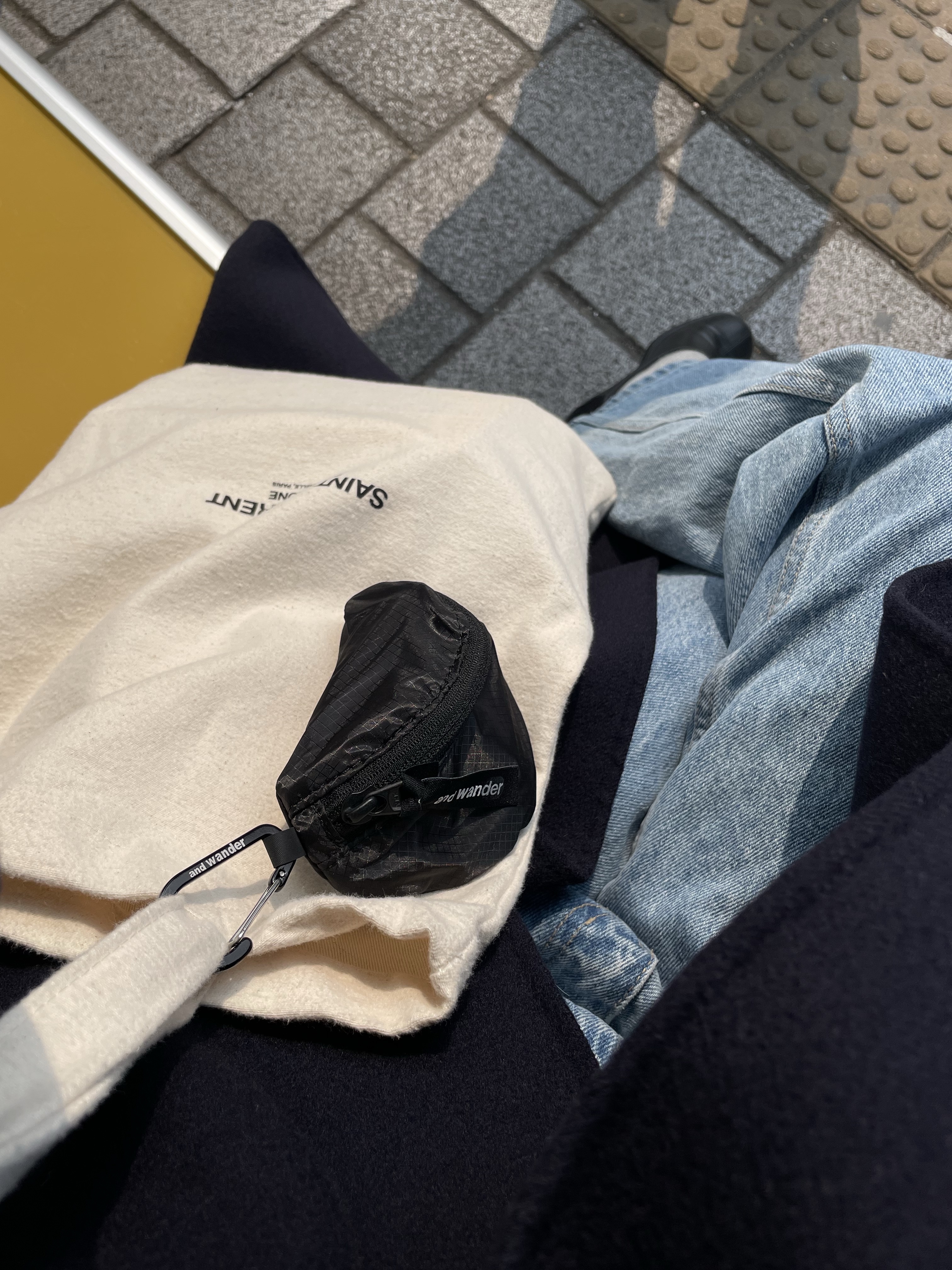 And Wander 132 Sil Mini Pouch Black - 26SS 착용 스타일