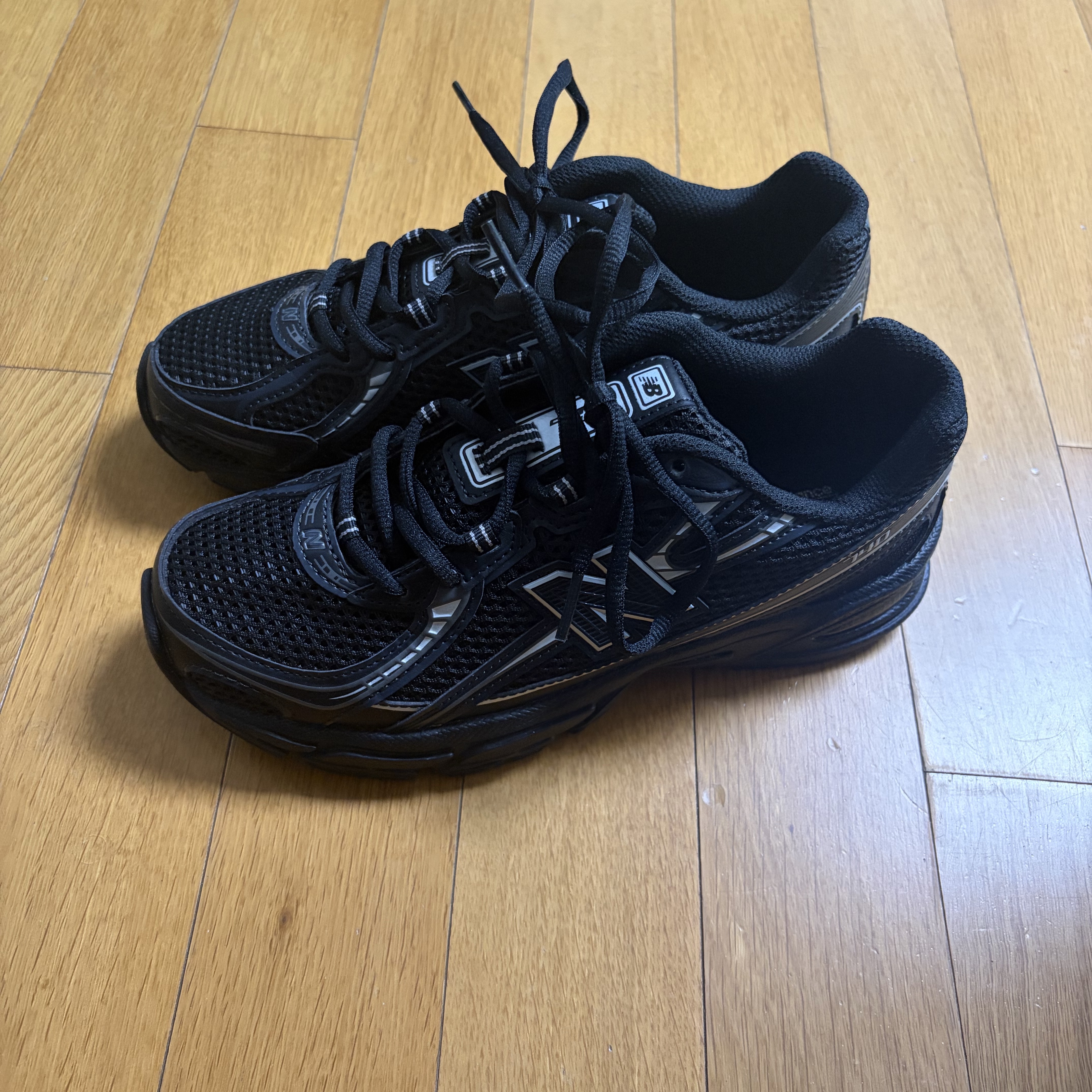 New Balance 740v2 Black Silver Metallic 착용 스타일