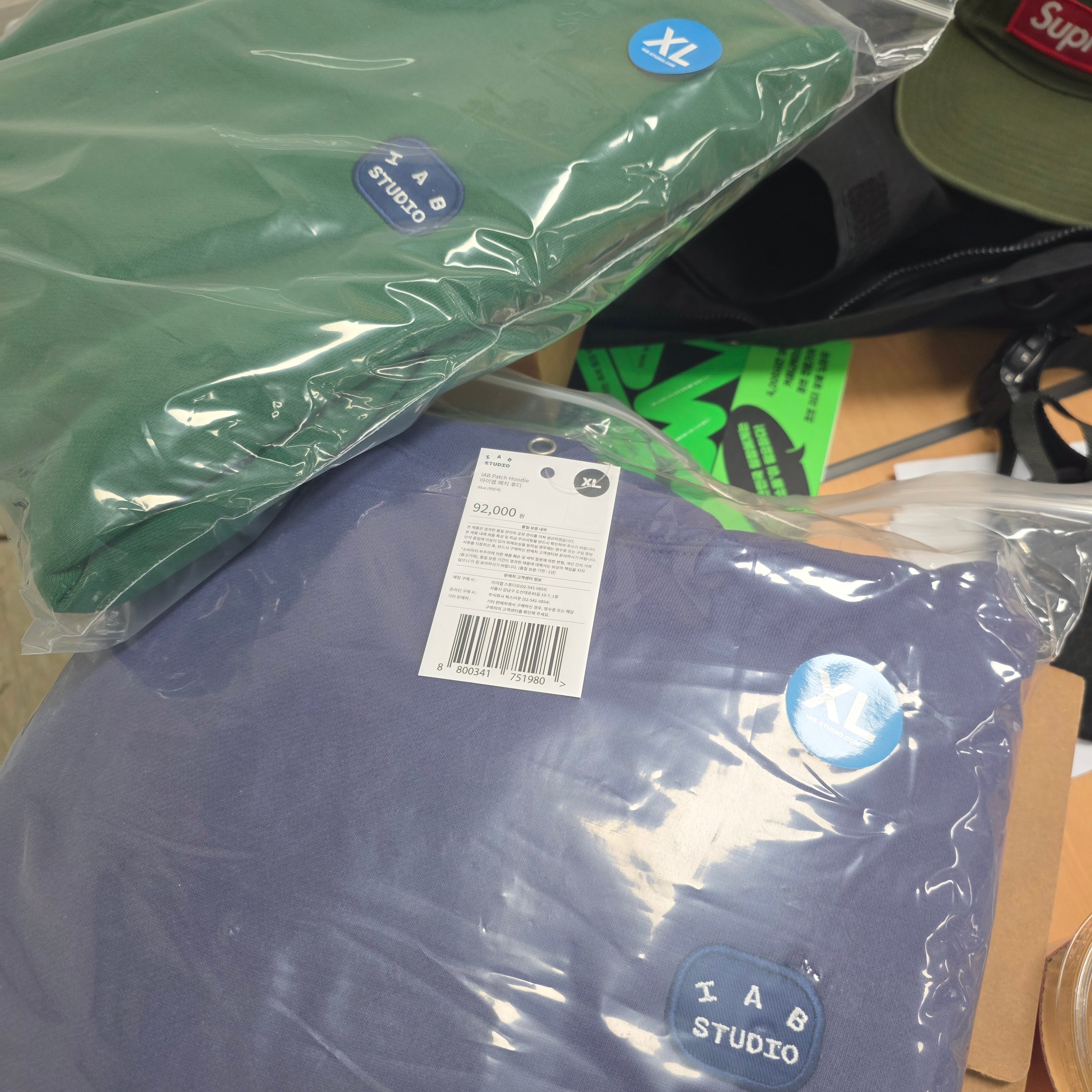 IAB Studio IAB Patch Hoodie Blue, IAB Studio IAB Patch Hoodie Green 착용 스타일