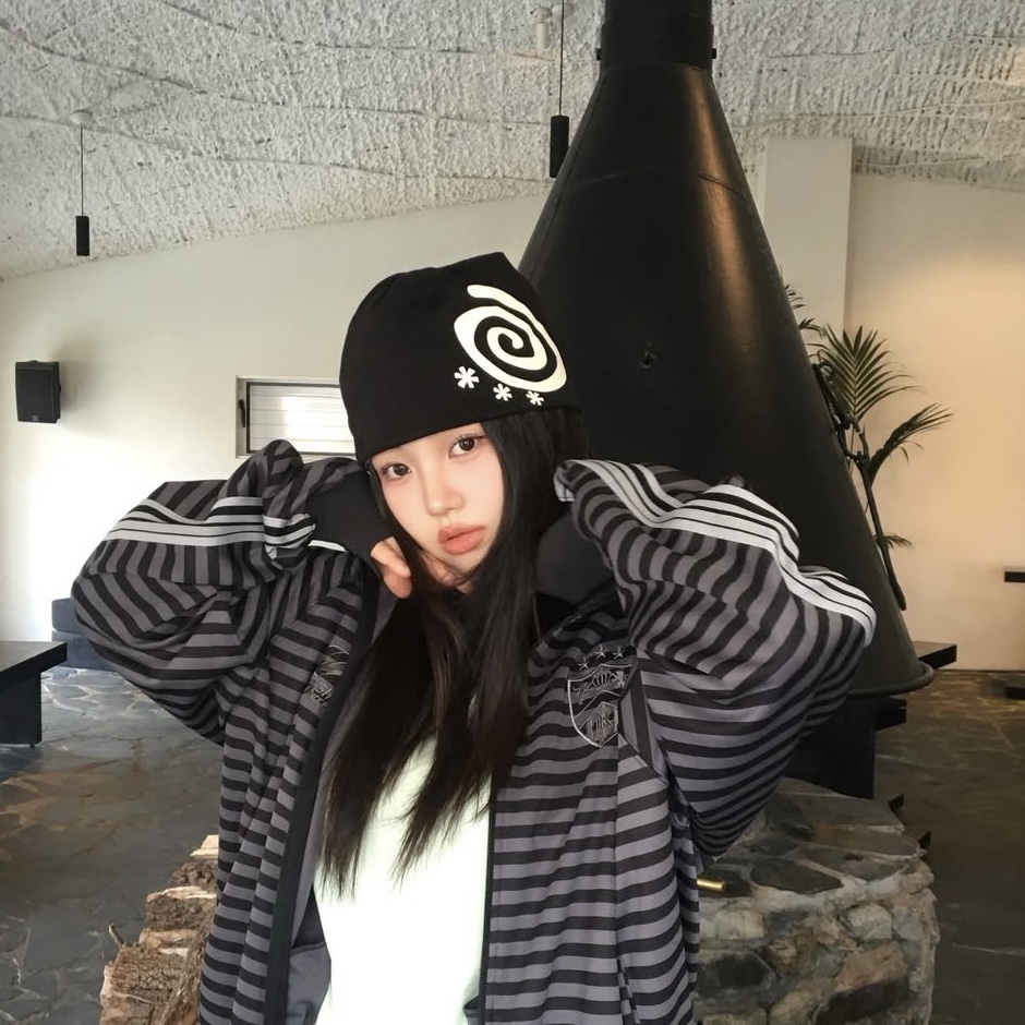AMOU Reversible Stripe Beanie Black, AMOU Reversible Stripe Beanie Gray 착용 스타일