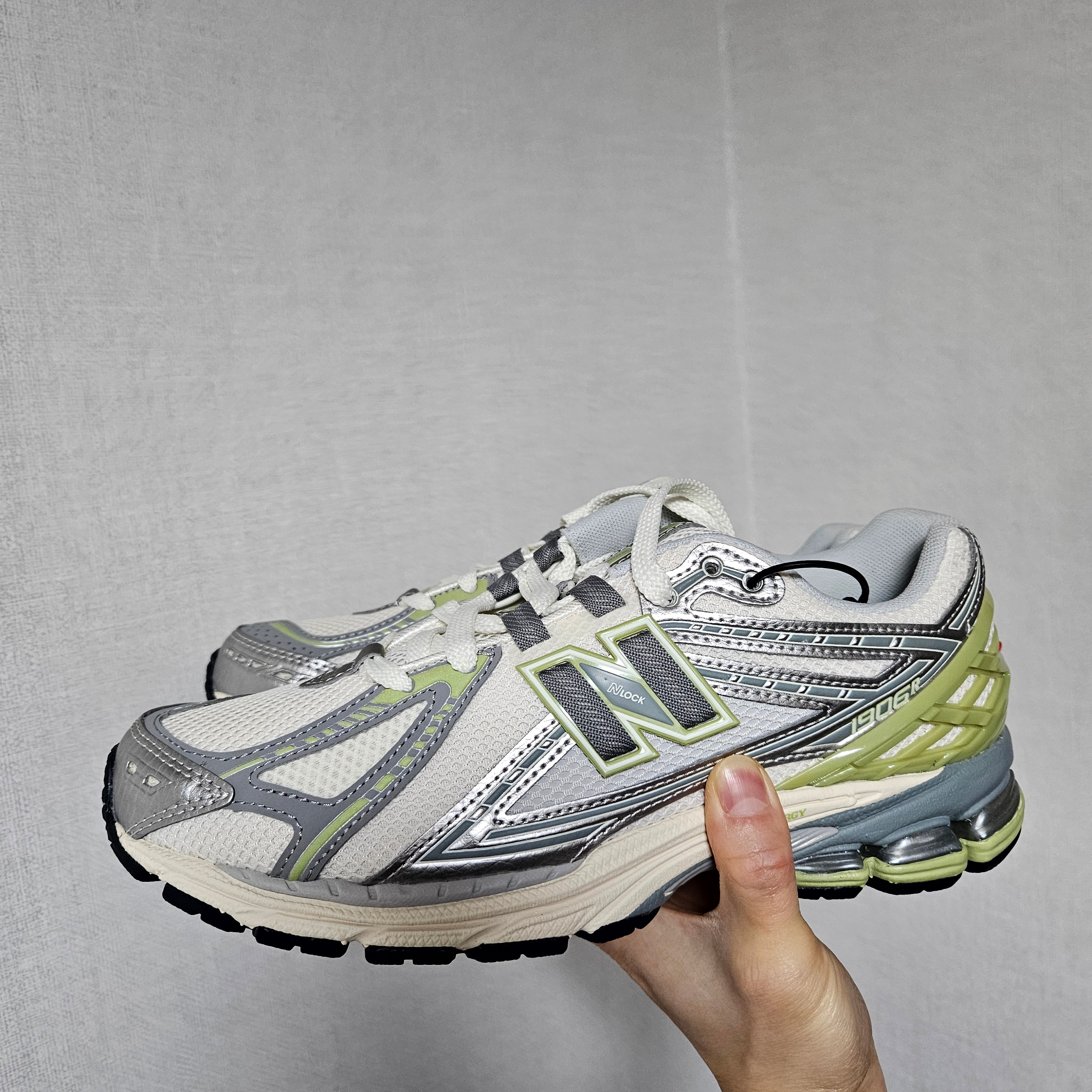 New Balance 1906R Sea Salt Everglade Green 착용 스타일