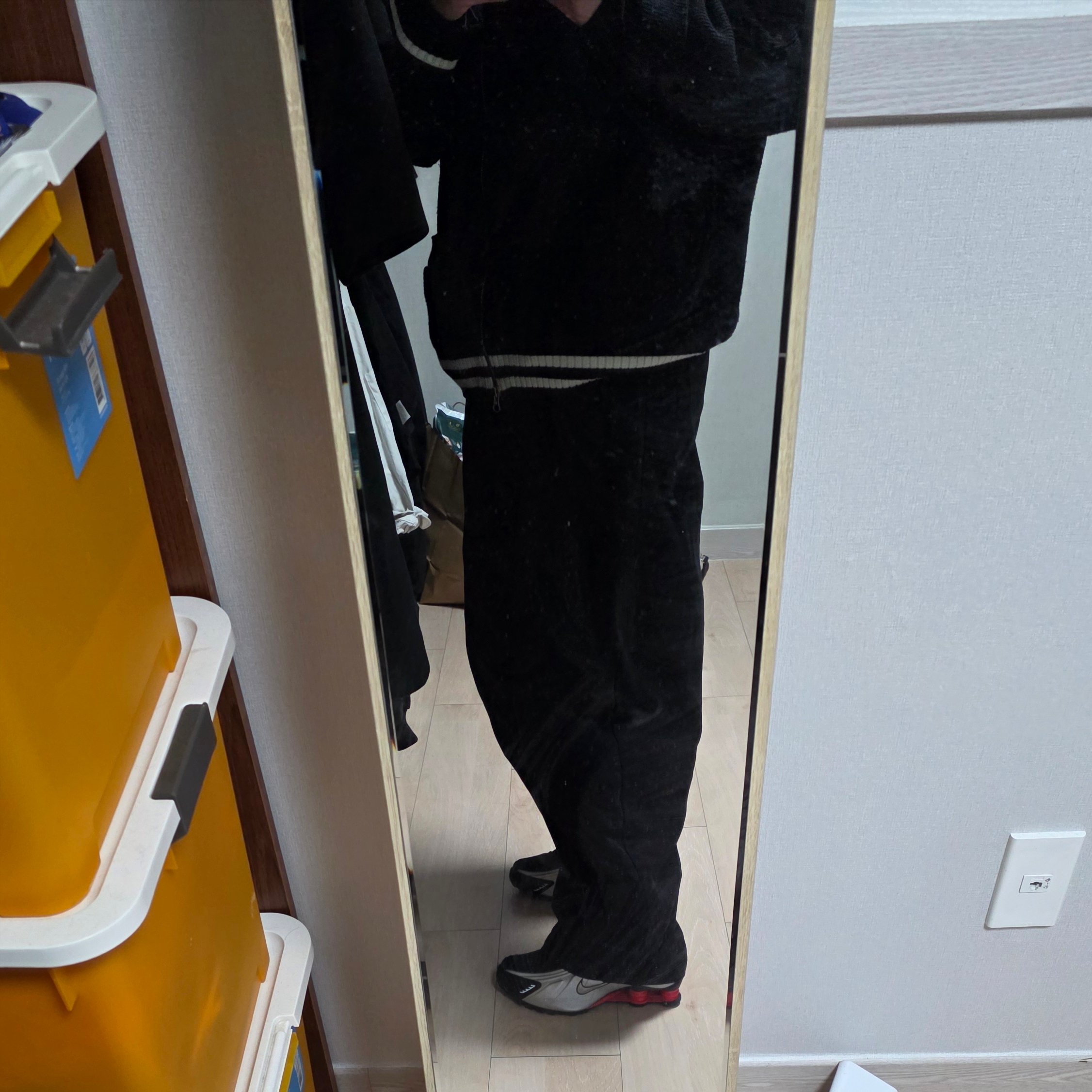 (W) Nike Shox R4 OG Black Light Crimson, Matin Kim Spell Point Stripe Knit Cardigan Black 착용 스타일 - 2