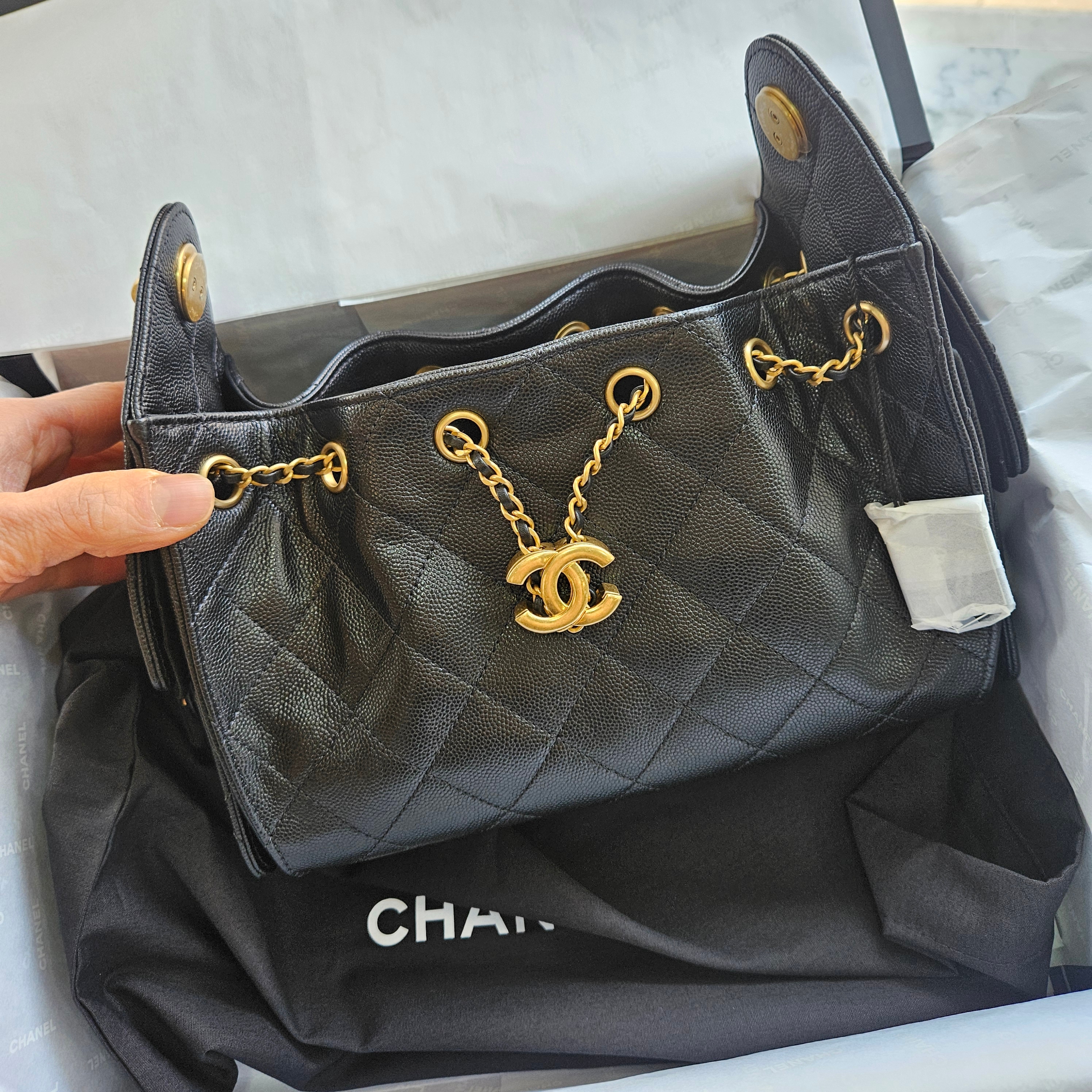 Chanel 25 Mini Bag Grained Calfskin & Gold Black 착용 스타일 - 1