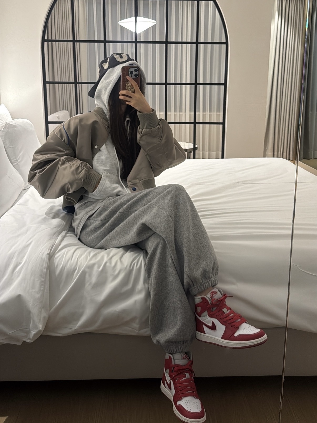 (W) Chanel Sneakers Fabric Laminated & White Silver, [더블적립] sunlovetour Cut Off Capital Cap Charcoal 착용 스타일 - 4