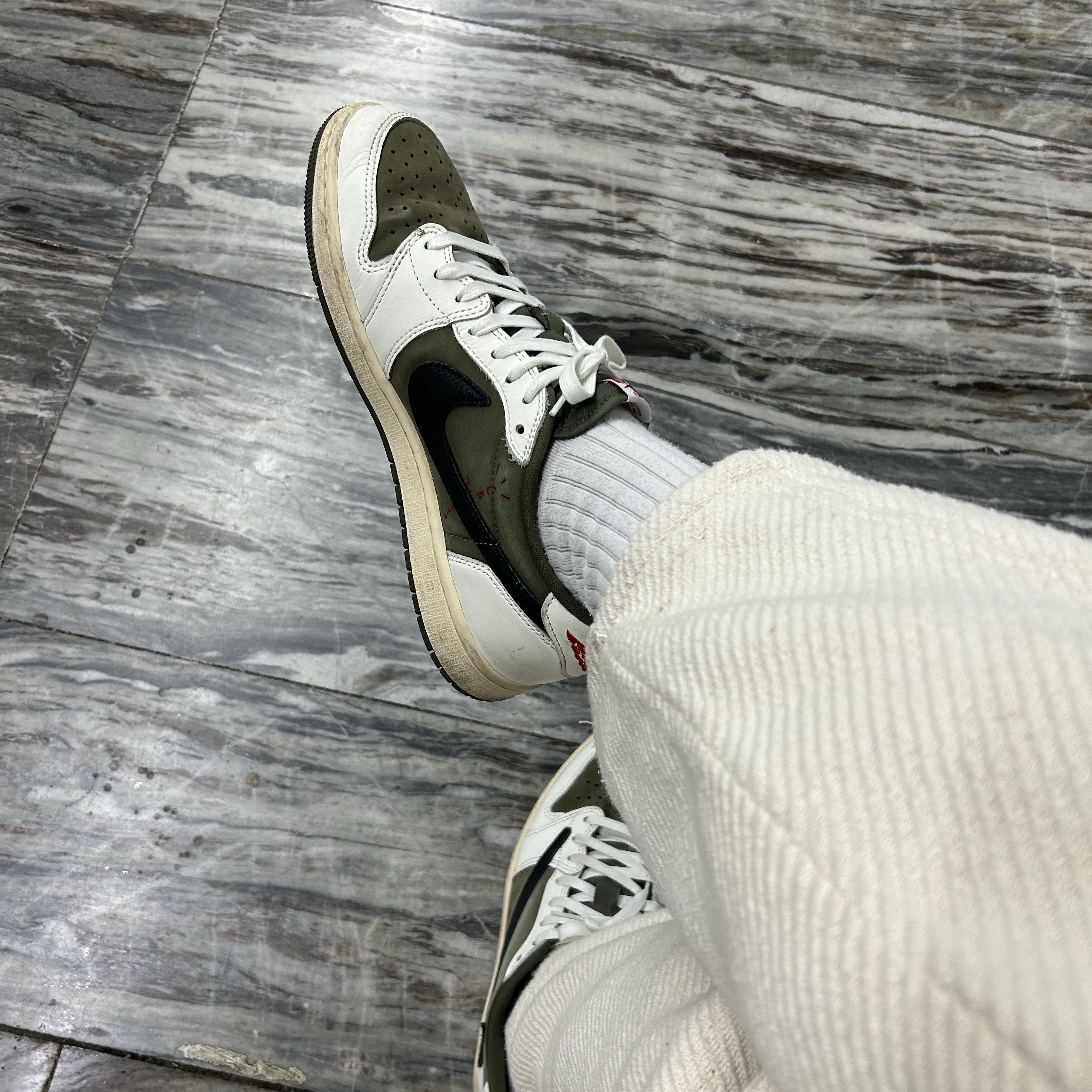 Jordan 1 x Travis Scott Retro Low OG SP Reverse Olive 착용 스타일