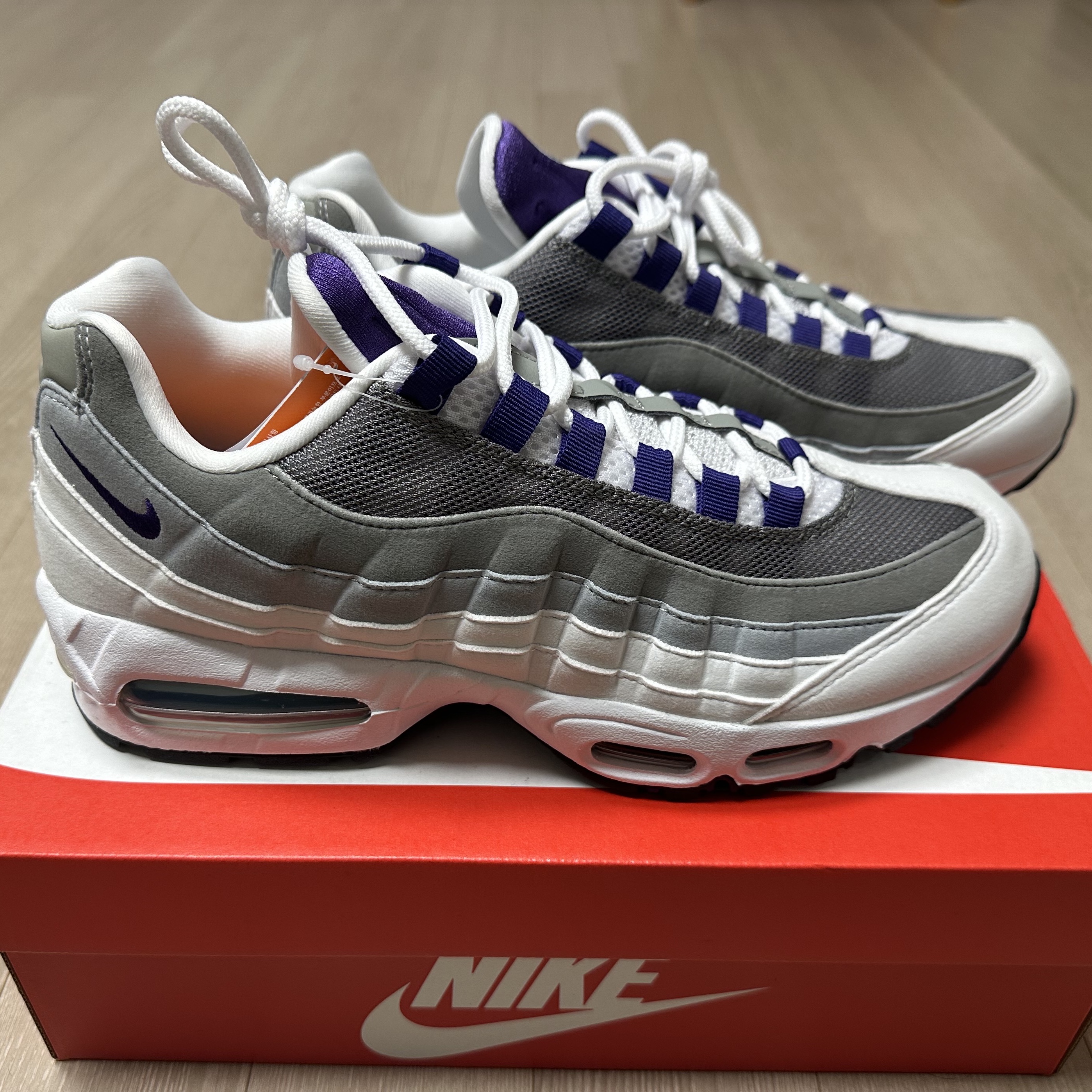 (W) Nike Air Max 95 White Emerald Green 착용 스타일 - 2