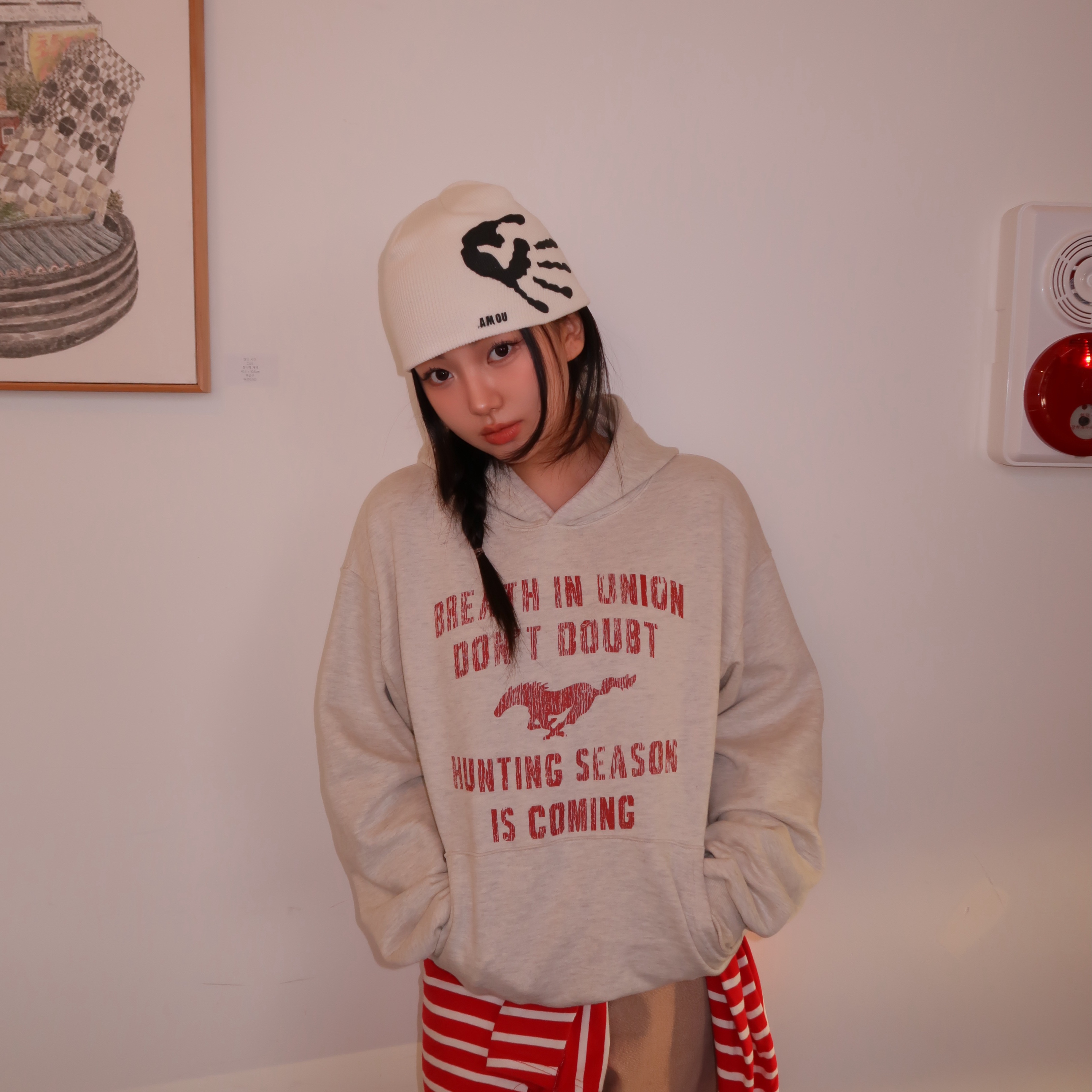 AMOU Vintage Horse Hoodie Oatmeal, AMOU Vintage Horse Hoodie Coral Red 착용 스타일 - 3