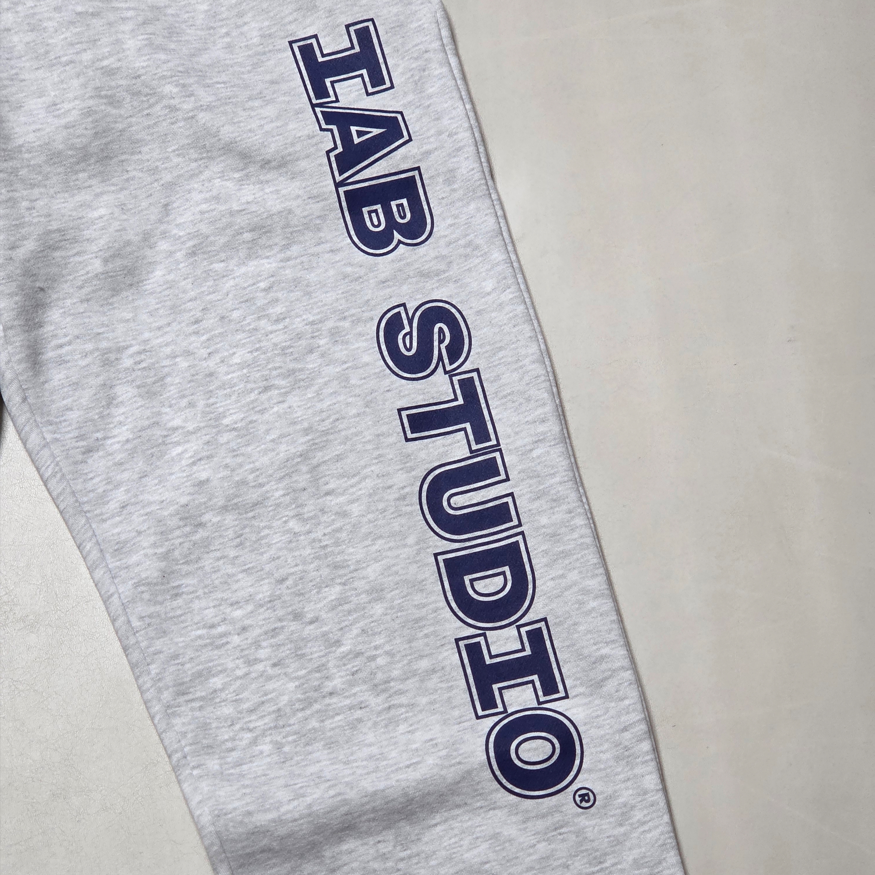 IAB Studio IAB Straight Logo Sweatpants Light Gray 착용 스타일 - 2