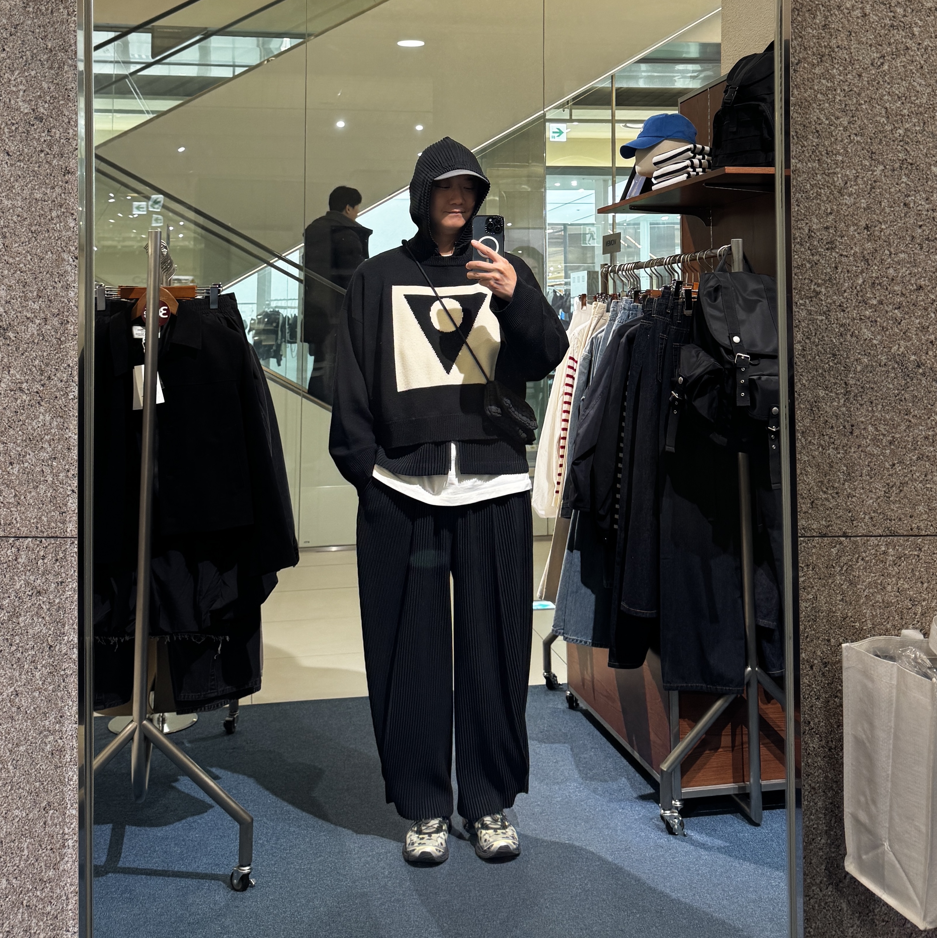 Nike Vomero Premium Alabaster Blue Void, Our Legacy x Goldwin Insulated Vest Bone White 착용 스타일 - 10