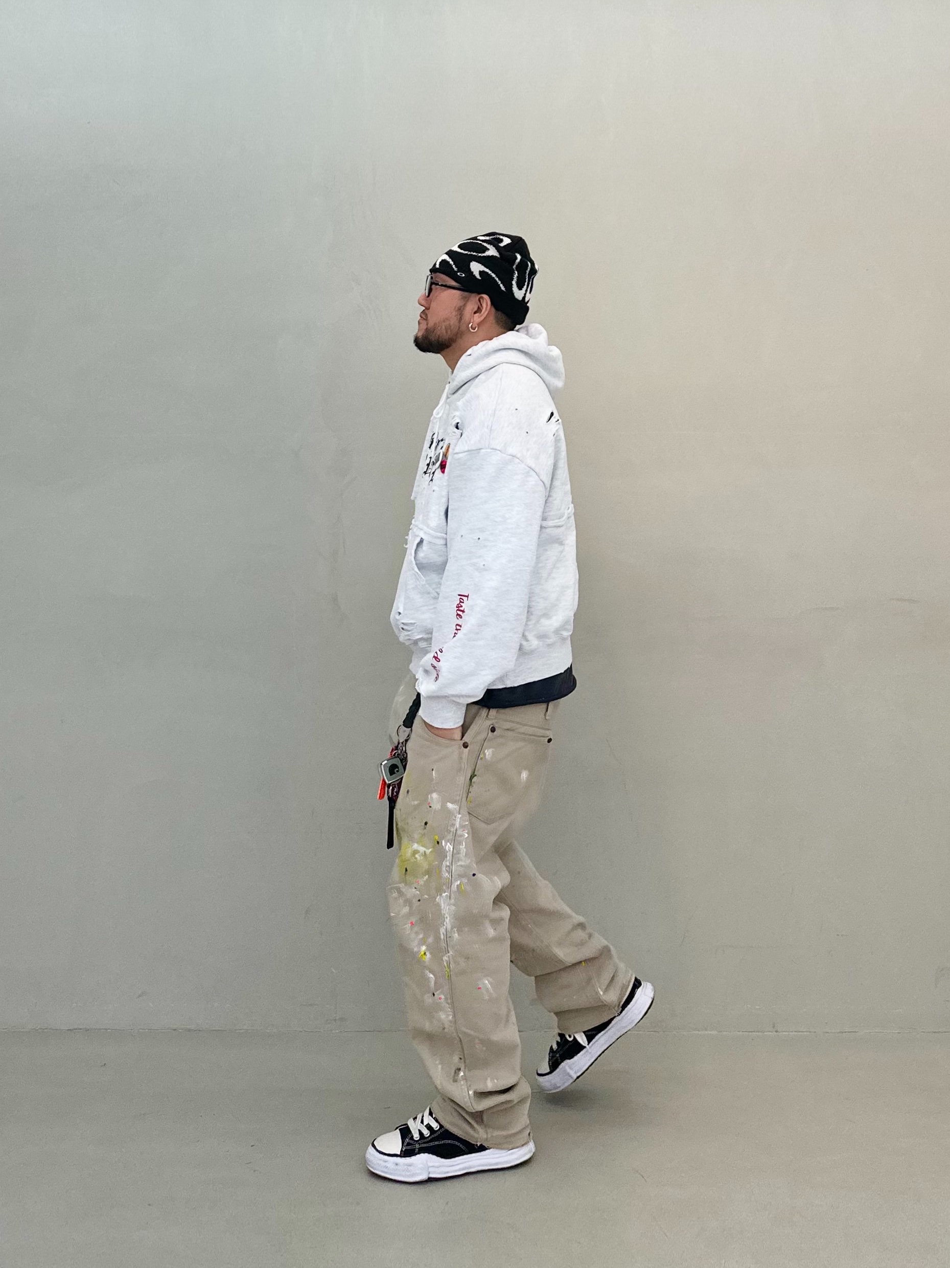 Oakley Ellipse Graphic Beanie Black White, Maison Mihara Yasuhiro Peterson OG Sole Canvas Low Sneakers Black 착용 스타일 - 1