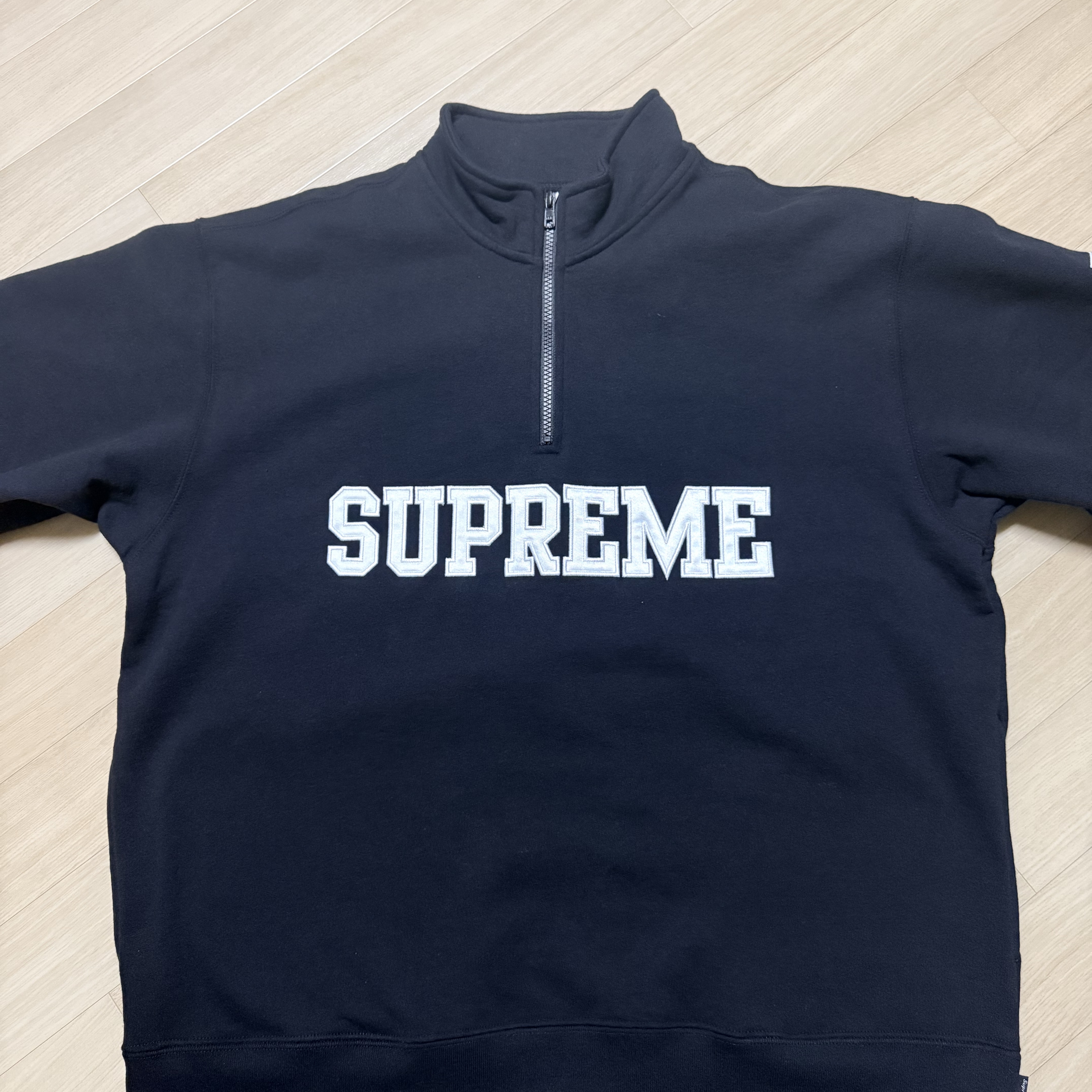 Supreme Shop Flag Half Zip Pullover Black New York - 26SS 착용 스타일 - 3