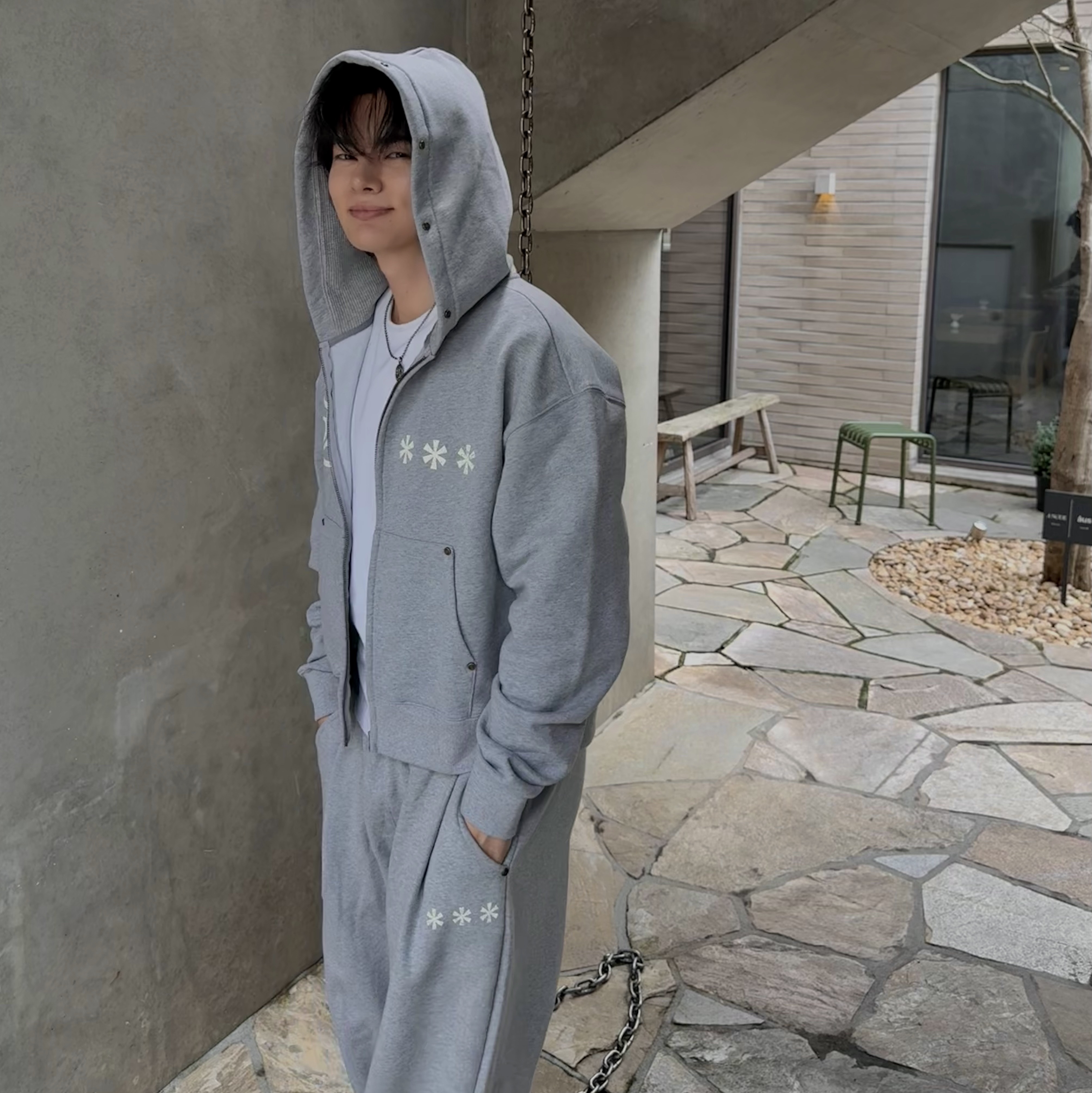 AMOU D-Star Hoodie Zip Up Gray, AMOU D-Star Hoodie Zip Up Black 착용 스타일 - 5