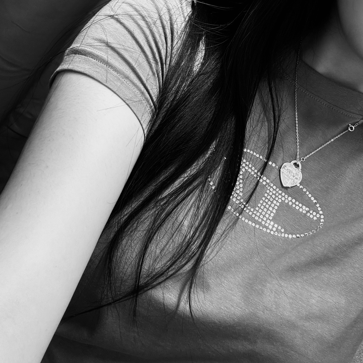 (W) Diesel T-Angie Peekaboo Logo T-Shirt Black, (W) Pandora Heart Shaped Clasp Bracelet Sterling Silver 착용 스타일 - 1