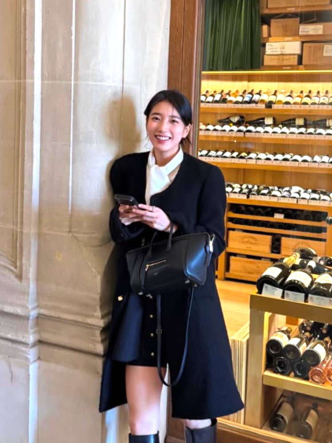 (W) Celine Victorine Coat in Double Faced Cashmere Black, (W) Guess M Tone Wide Medium Blue 착용 스타일 - 2