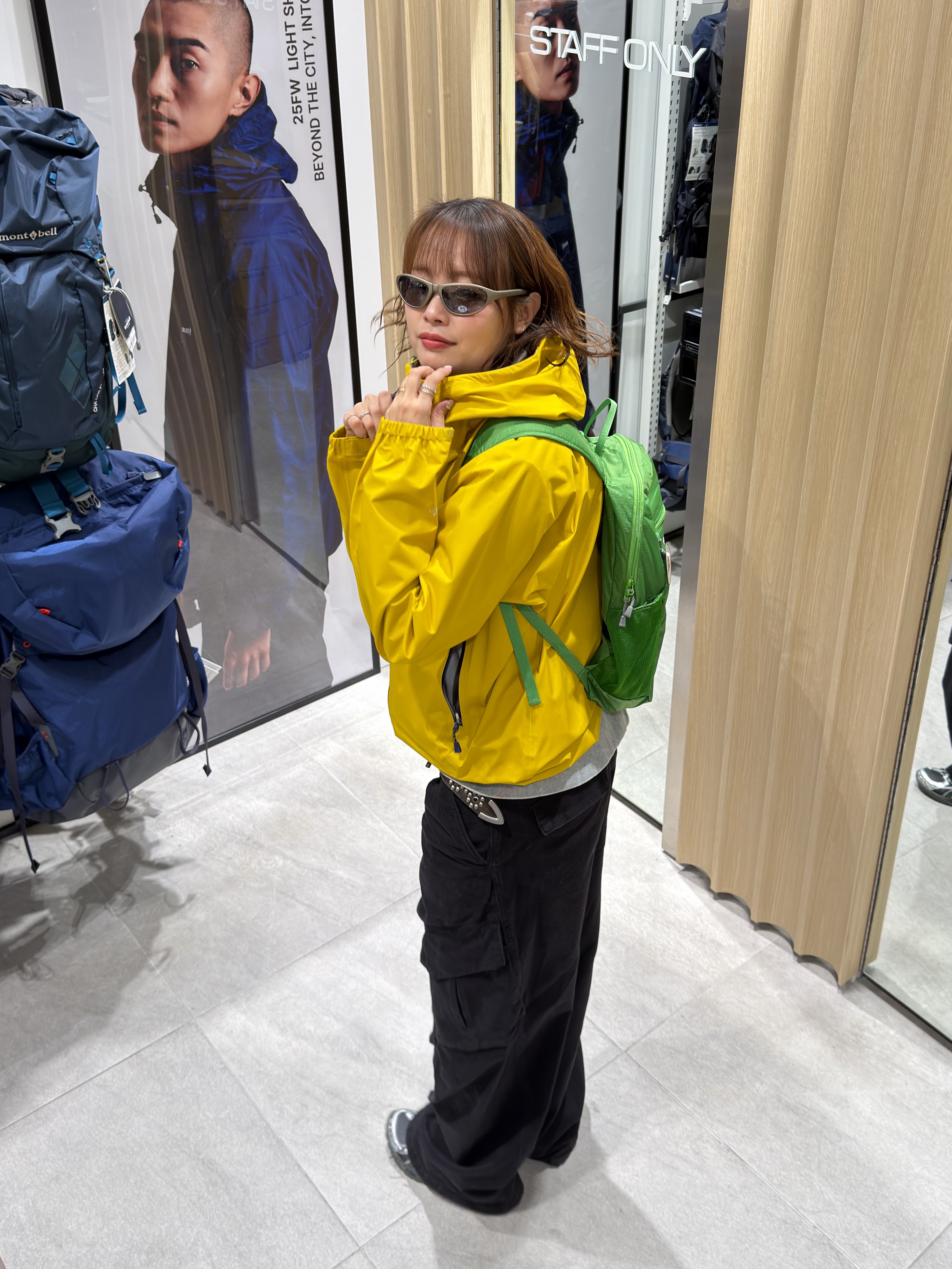 Montbell Polarized Trekking Glasses Silver Light Gray, Human Made Military Card Case Beige 착용 스타일 - 2