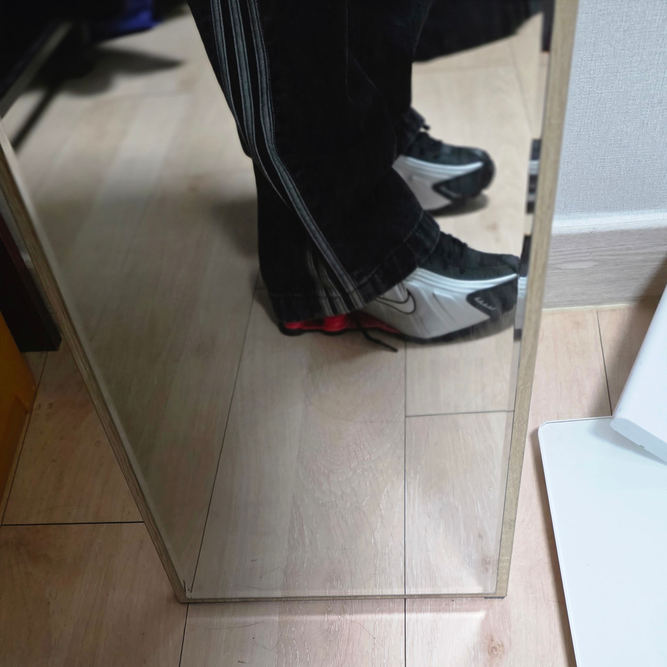 (W) Nike Shox R4 OG Black Light Crimson, Matin Kim Spell Point Stripe Knit Cardigan Black 착용 스타일 - 4