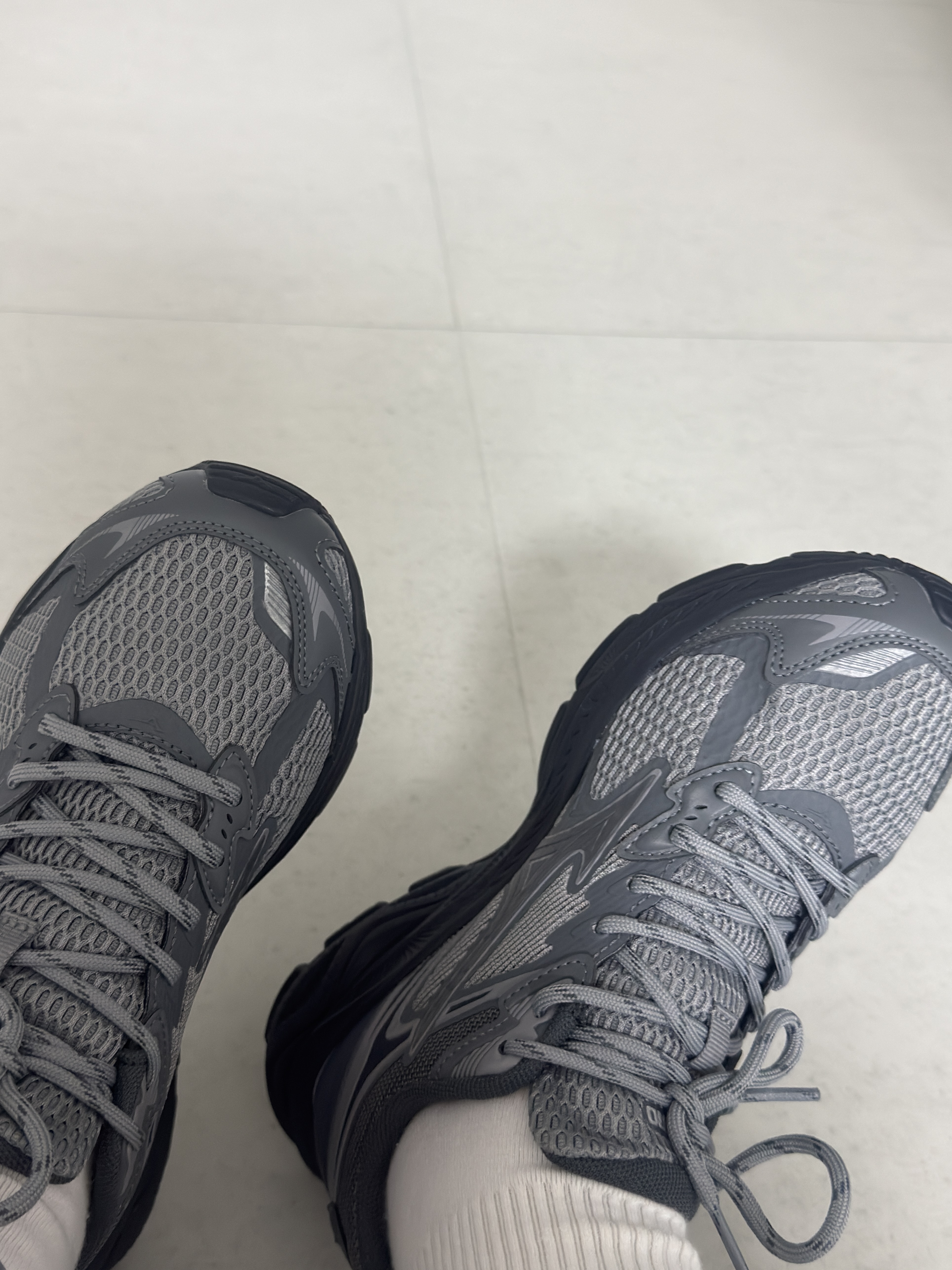 Mizuno Racer V2 Grey Black 착용 스타일 - 2