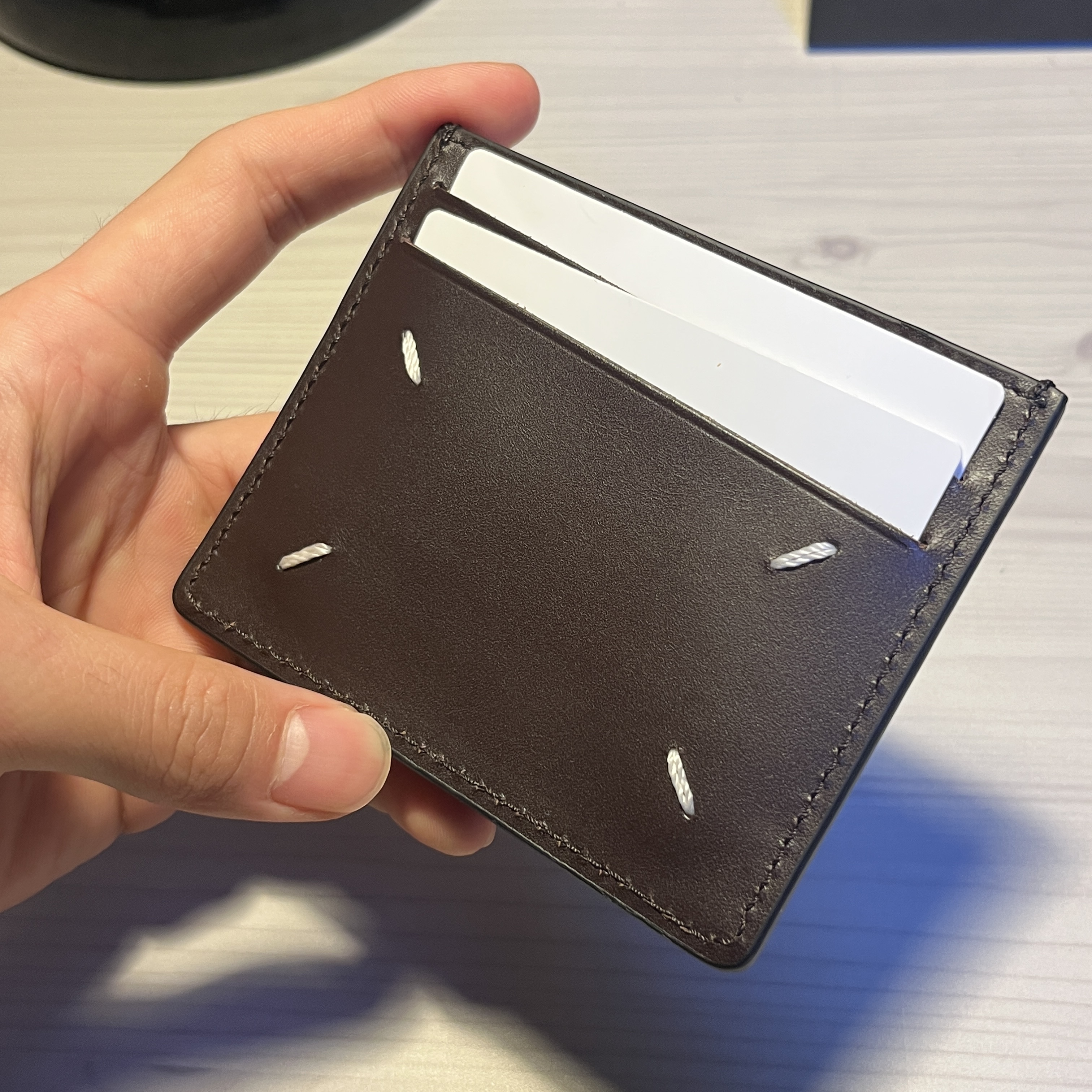 Maison Margiela Leather Card Holder Brown 착용 스타일 - 4