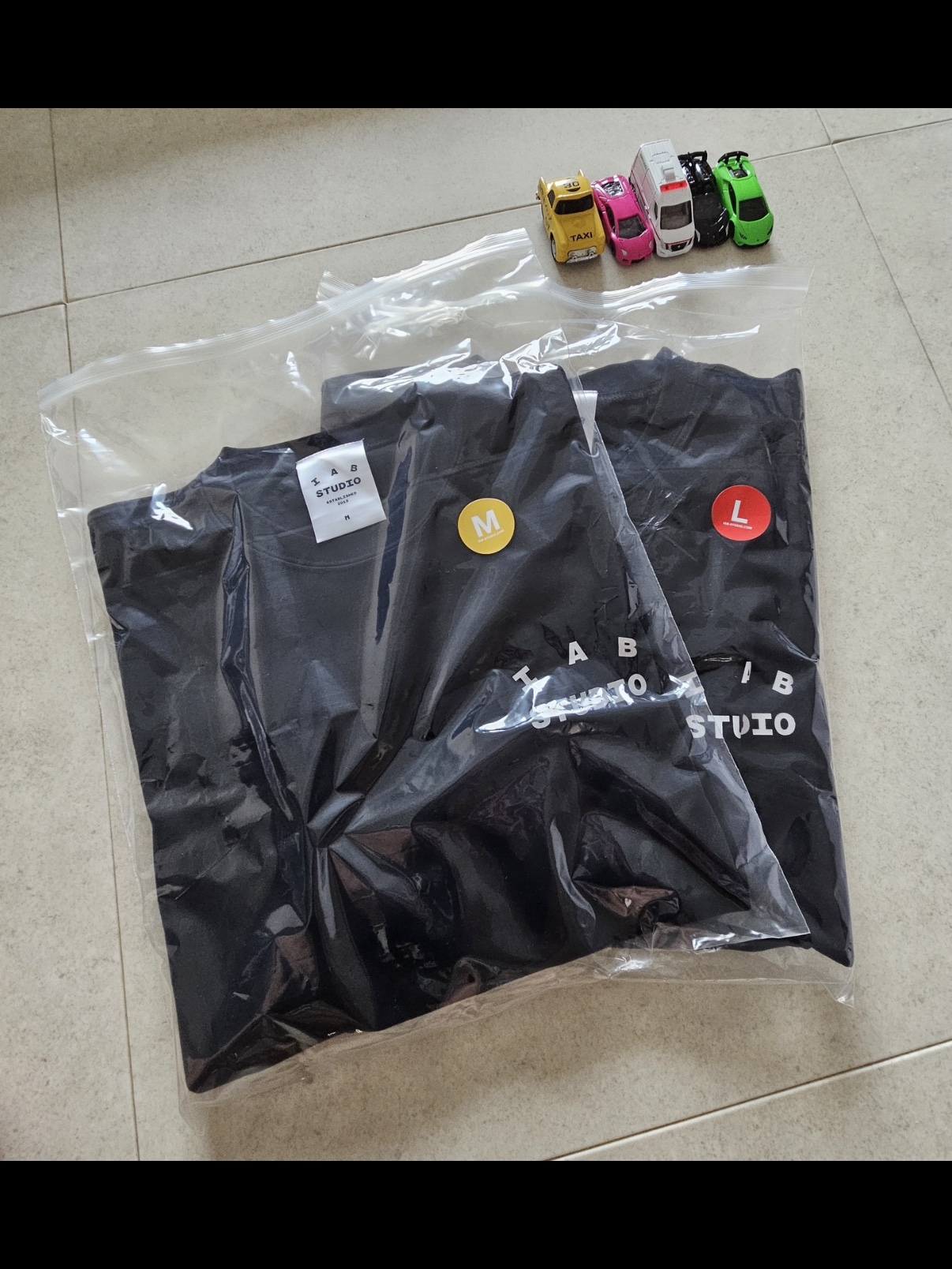 IAB Studio Basic T-Shirt Black White 착용 스타일