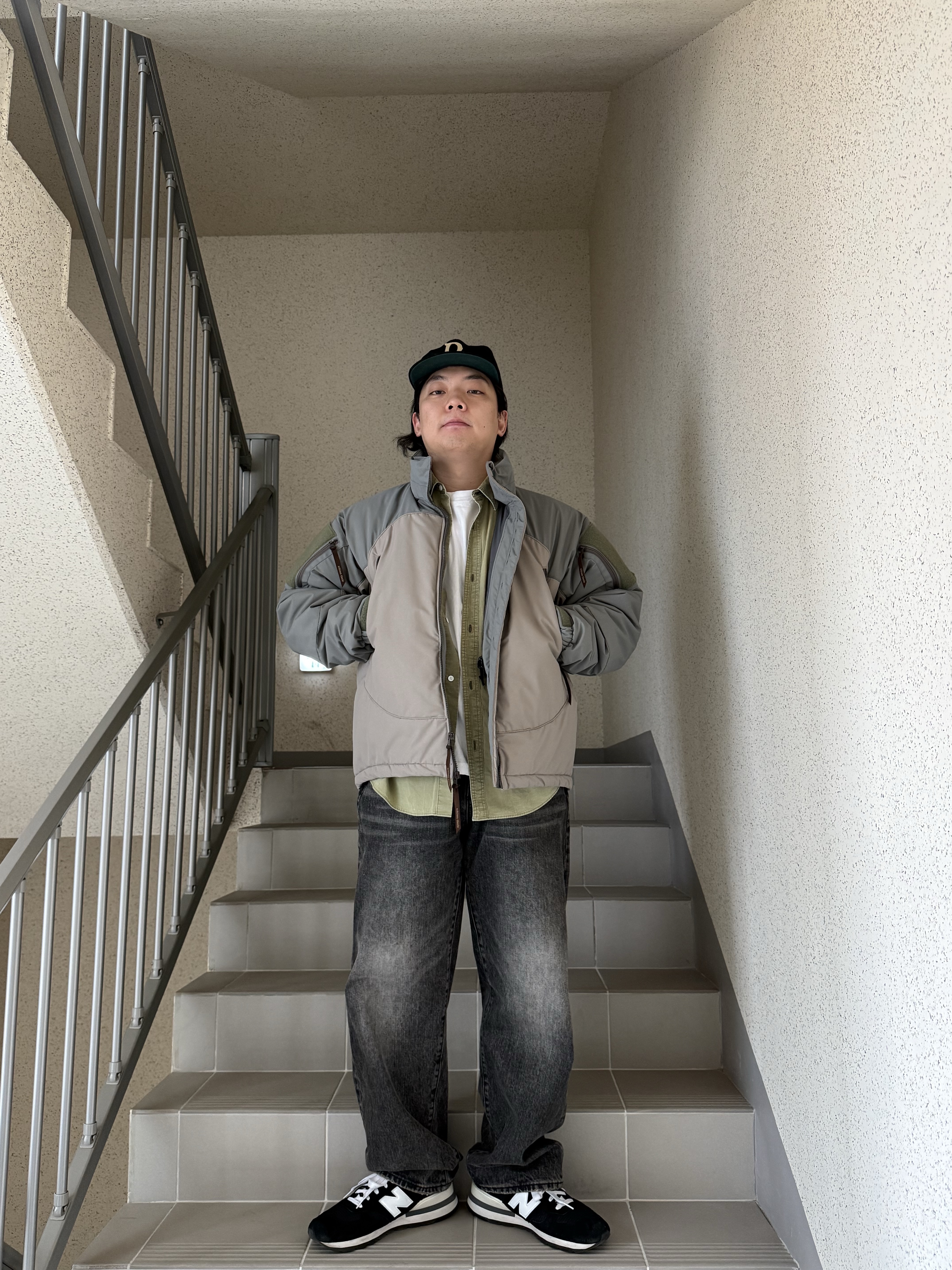 New Balance 990v1 Made in USA Black 착용 스타일 - 5