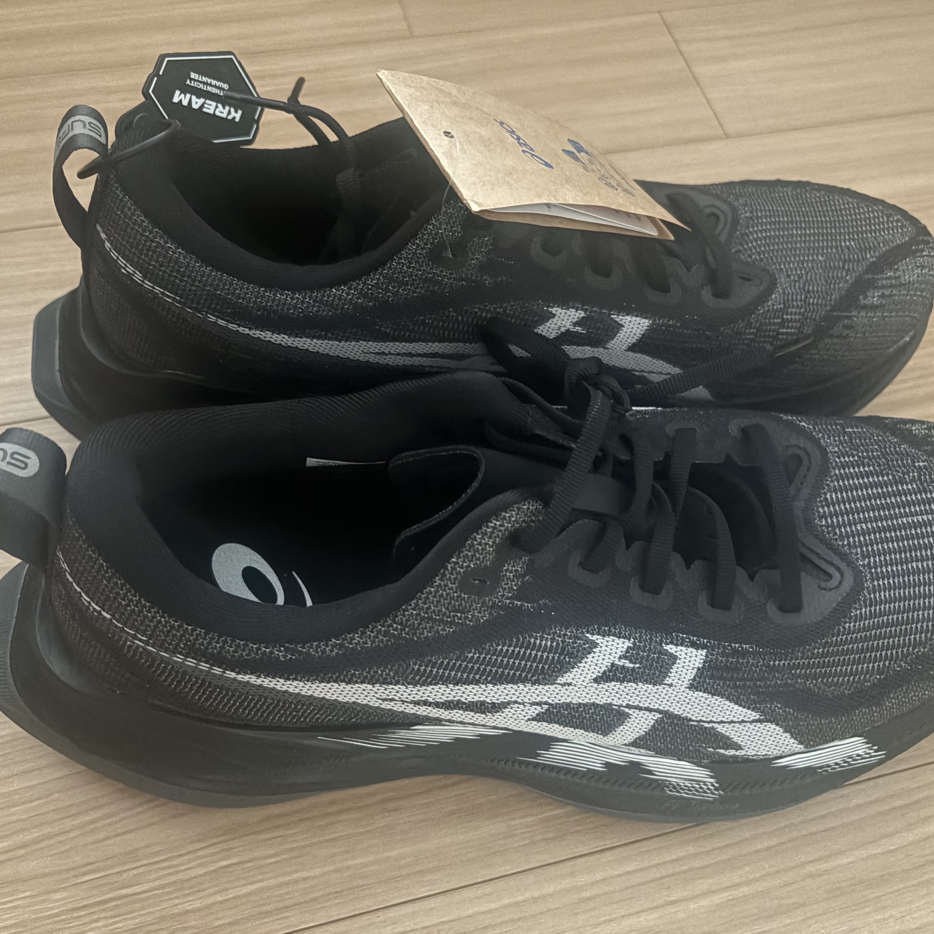Asics Superblast 2 Black White 착용 스타일 - 2