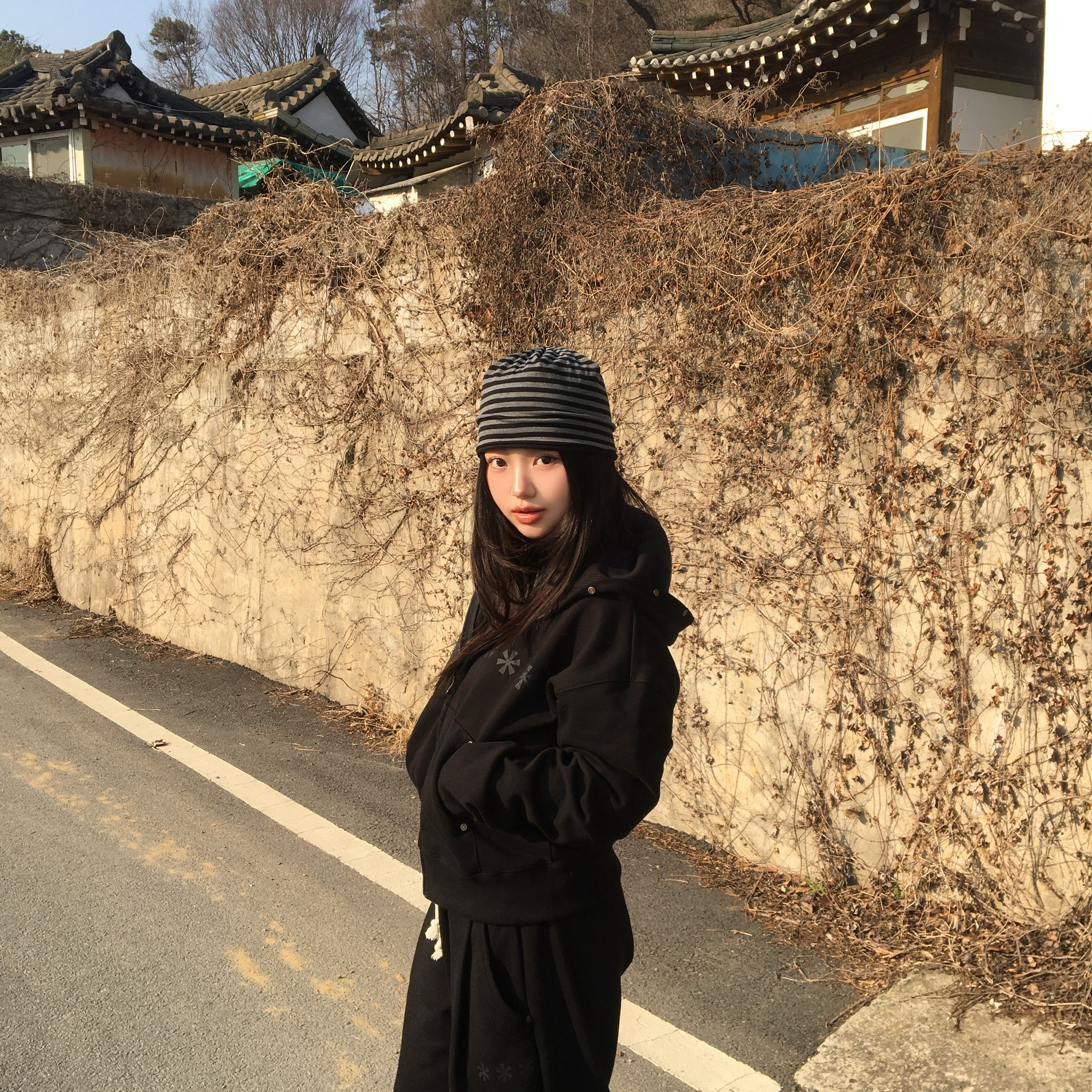 AMOU D-Star Hoodie Zip Up Black, AMOU D-Star Pants Black 착용 스타일 - 2