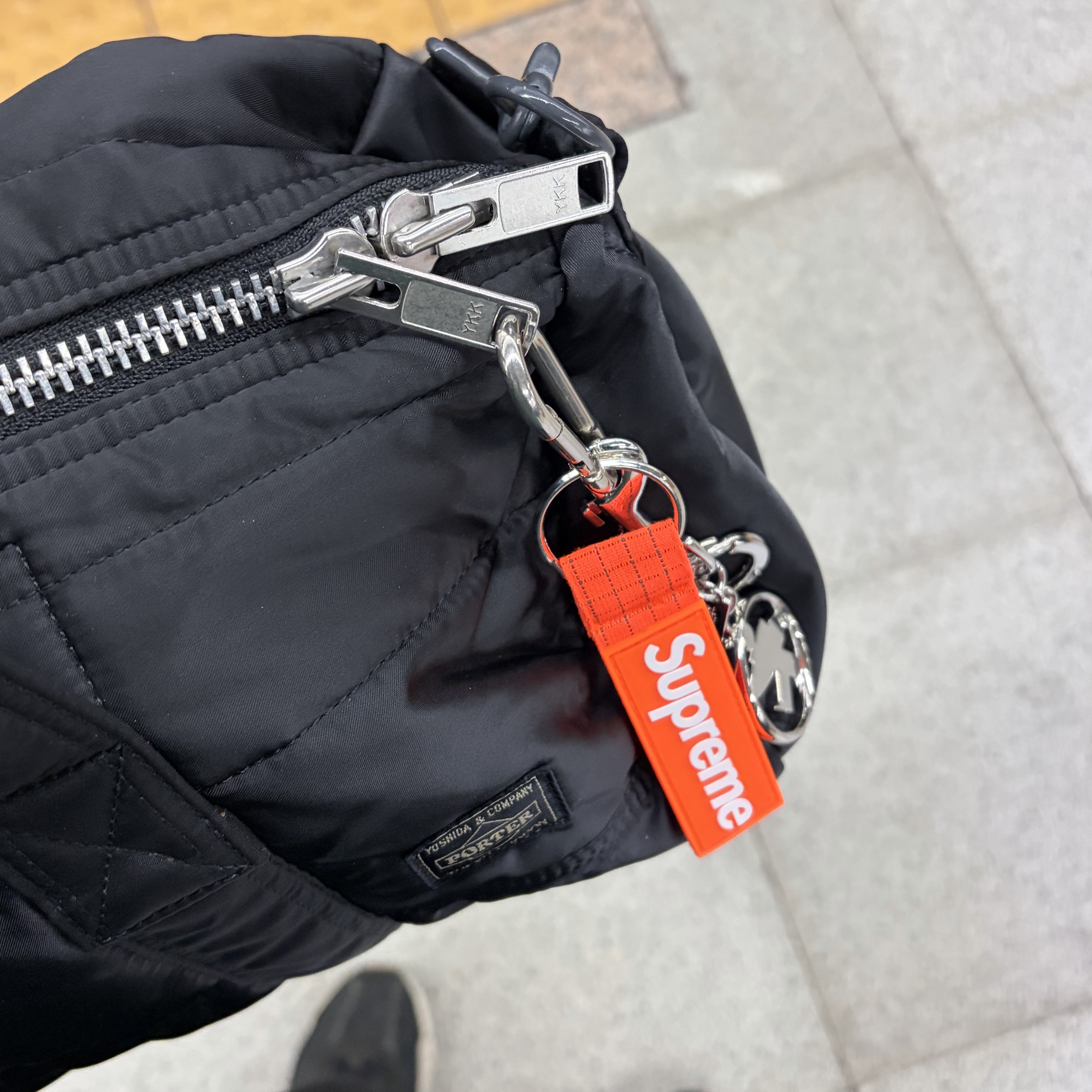 Stussy Surfman Keychain Silver, Supreme Ripstop Keychain Orange - 24SS 착용 스타일