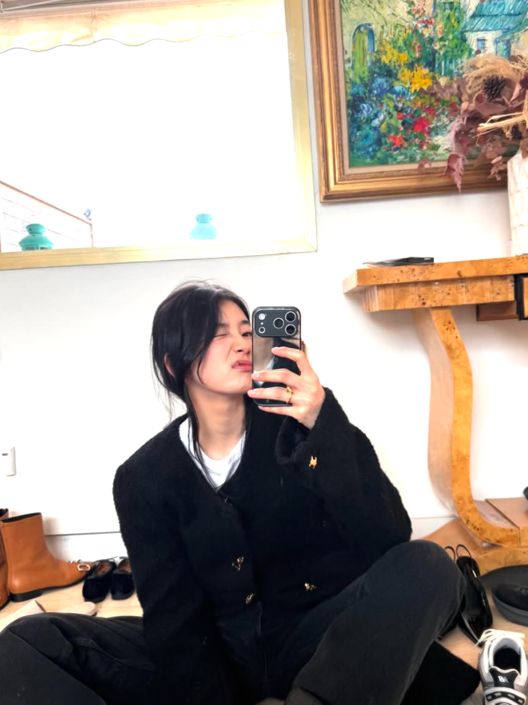 (W) Celine Victorine Coat in Double Faced Cashmere Black, (W) Guess M Tone Wide Medium Blue 착용 스타일 - 4