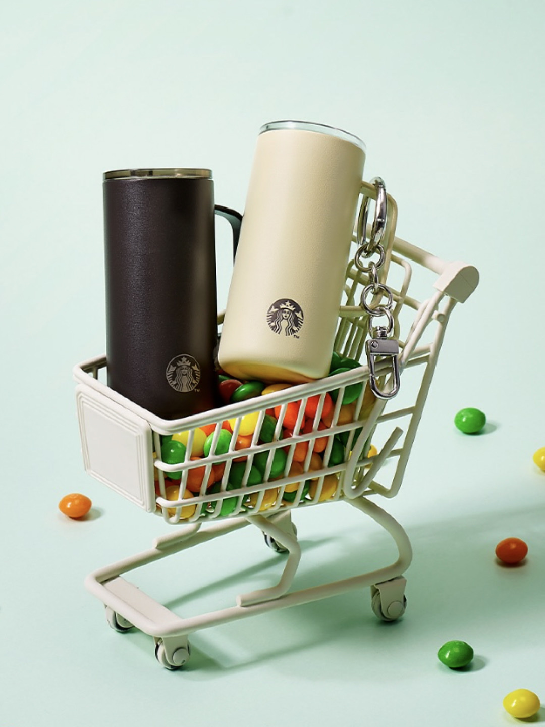 Starbucks Miniature Tumbler Keyring Dark Grey, Starbucks Miniature Tumbler Keyring Butter Yellow 착용 스타일 - 2