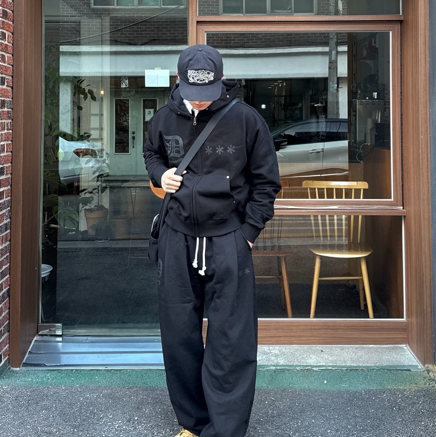 AMOU D-Star Hoodie Zip Up Black, AMOU D-Star Hoodie Zip Up Gray 착용 스타일 - 2