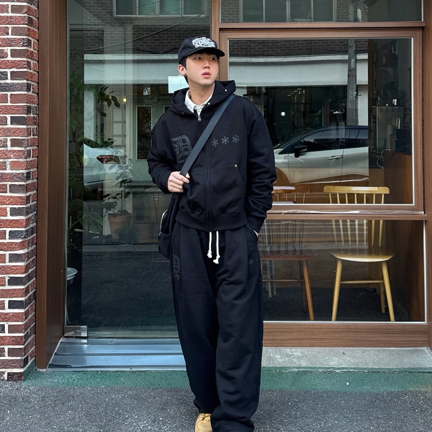 AMOU D-Star Hoodie Zip Up Black, AMOU D-Star Hoodie Zip Up Gray 착용 스타일 - 3