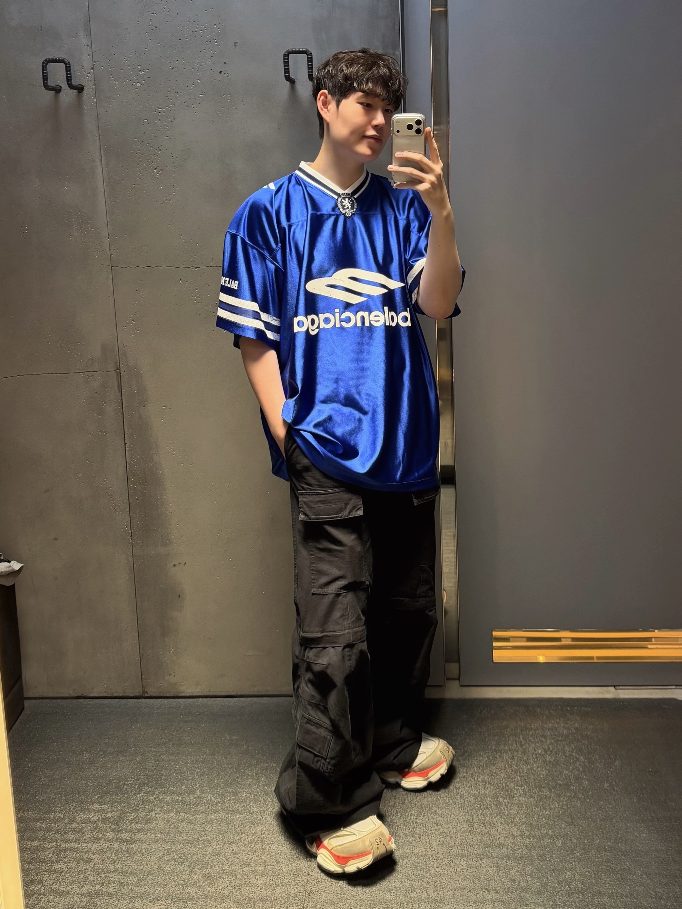 Balenciaga 3B Football V-Neck T-Shirt Oversized Royal Blue White, Balenciaga Flared Cargo Pants Black 착용 스타일 - 1