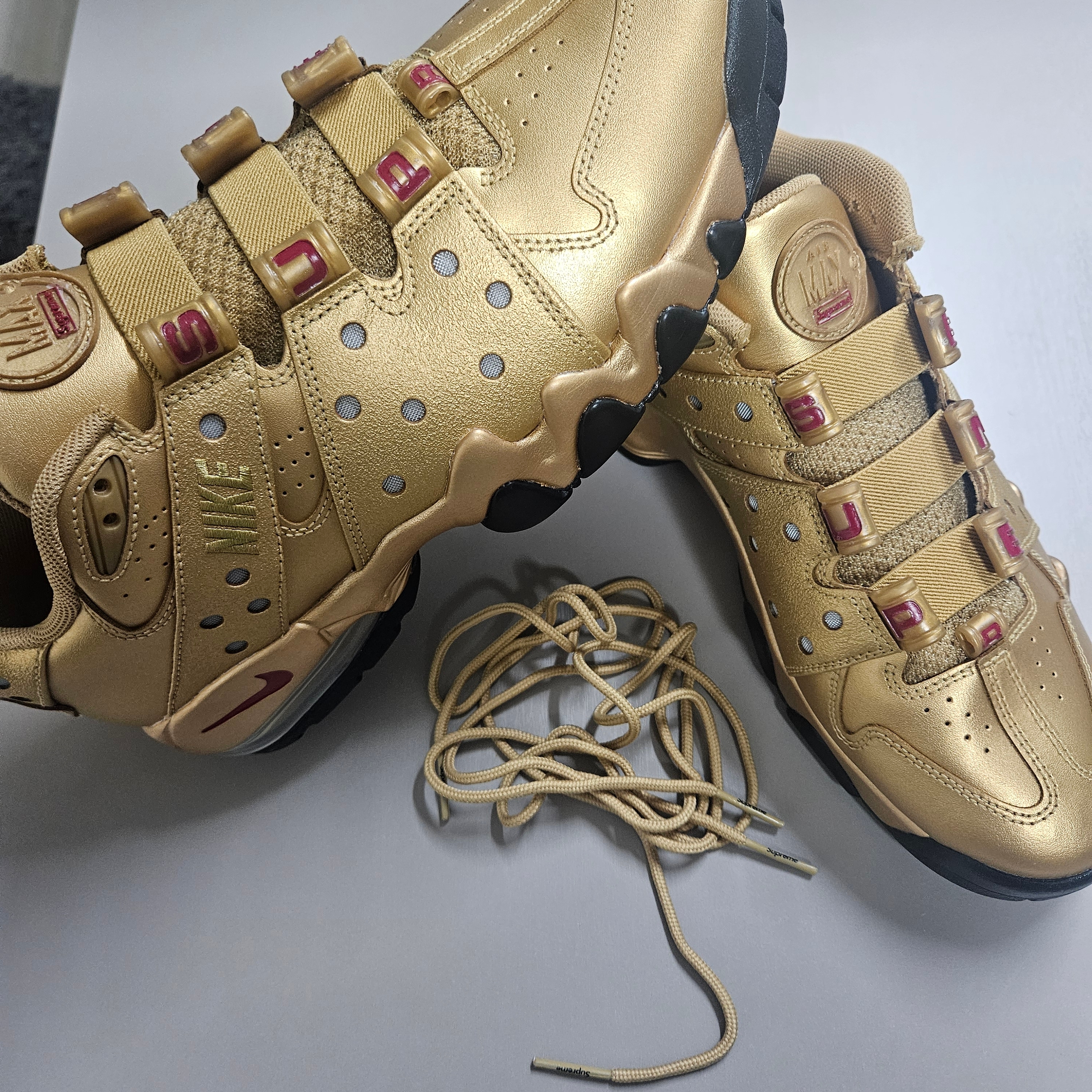 Nike x Supreme SB Air Max 2 CB 94 Low Metallic Gold Varisty Red Metallic Gold Black 착용 스타일 - 3