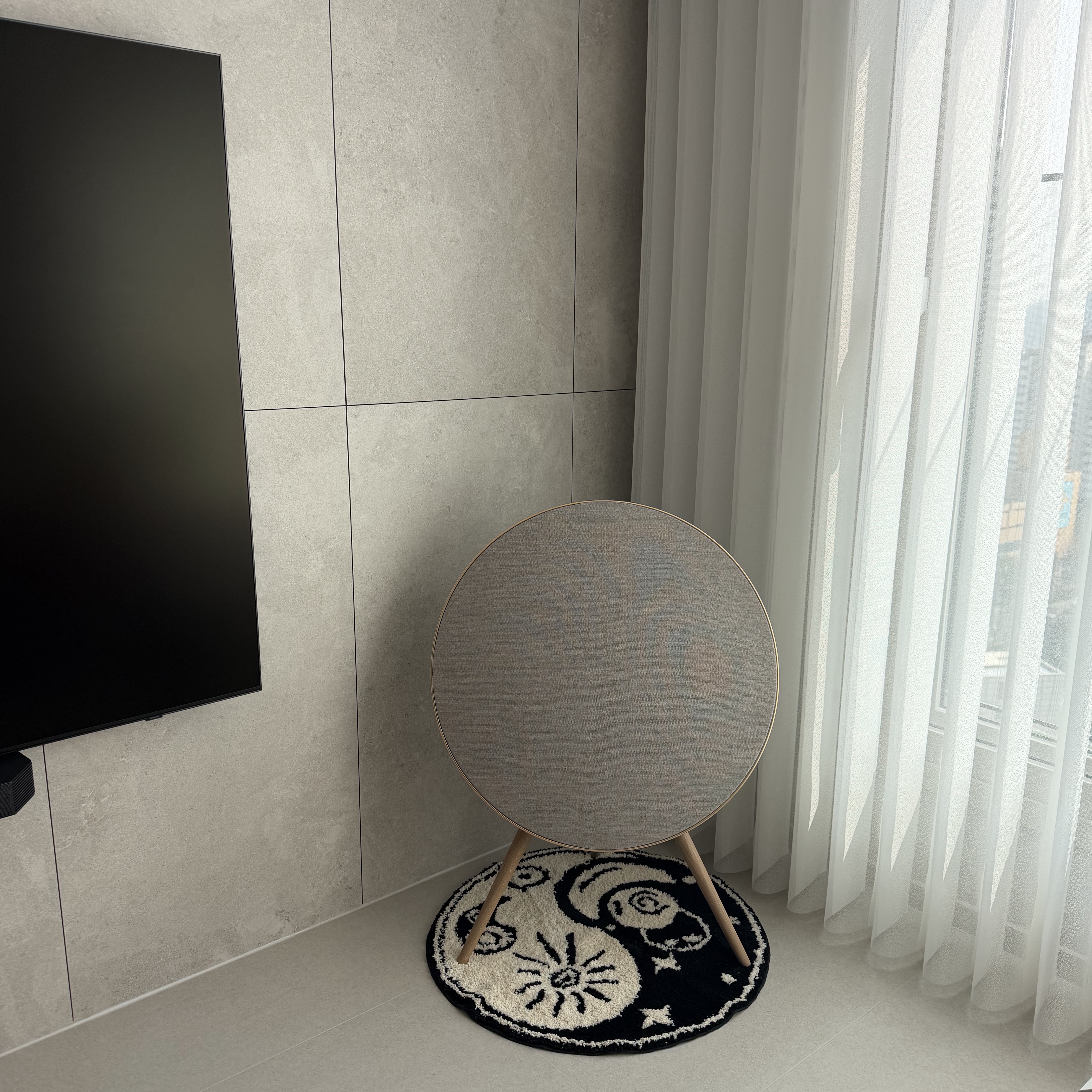 Thevinylhouse Space Yin Yang Rug White, [12% 쿠폰] Bang & Olufsen Beosound A9 5th Gen. Gold Tone Special Edition 착용 스타일