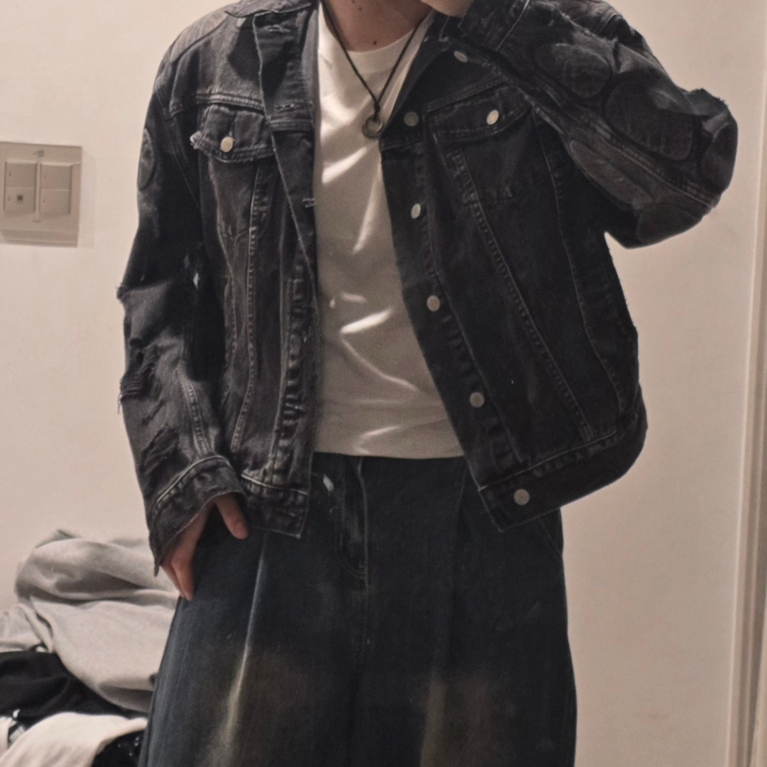Yeezy Gap Engineered By Balenciaga Padded Denim Jacket Grey Wash 착용 스타일