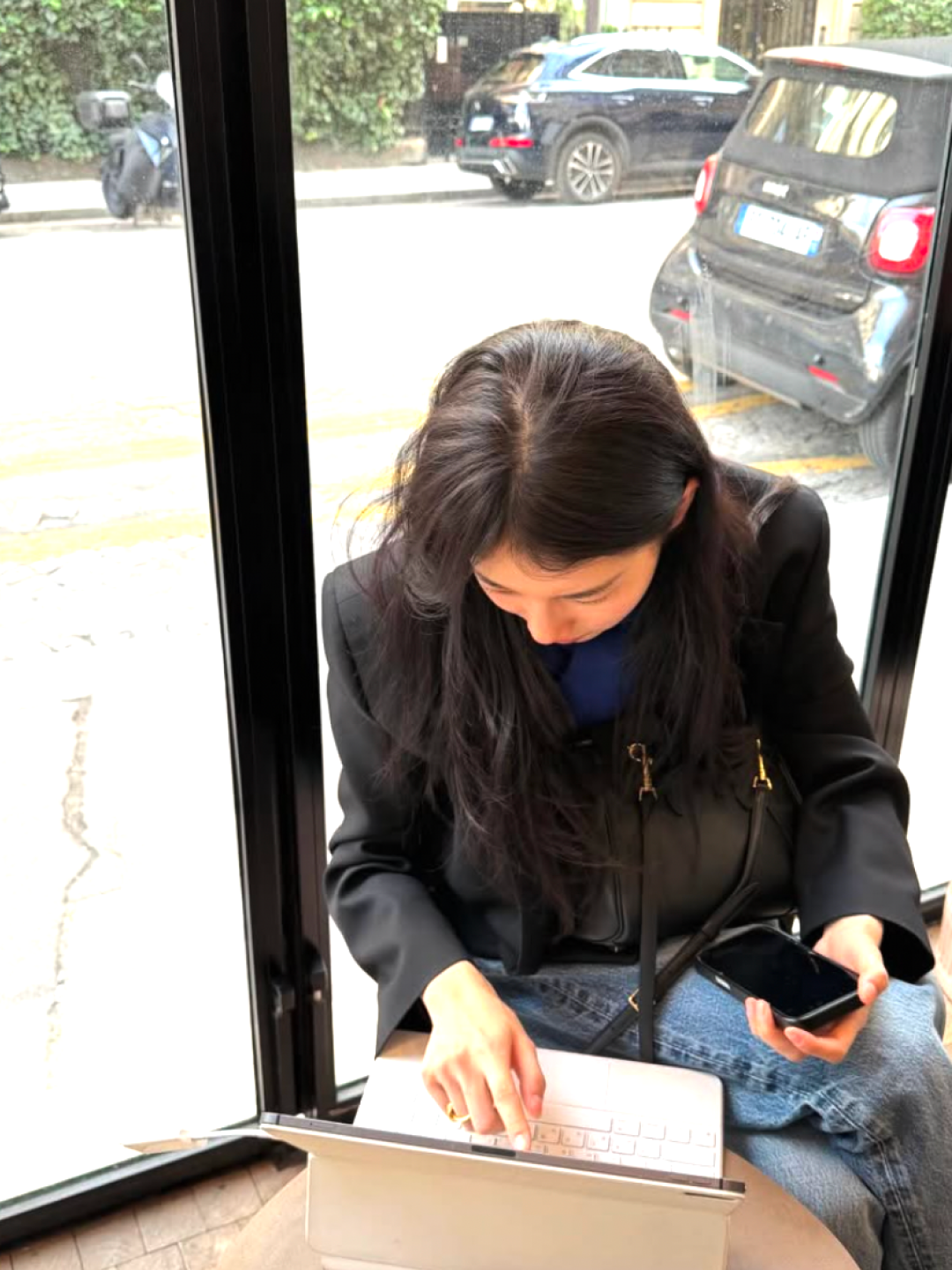 (W) Celine Victorine Coat in Double Faced Cashmere Black, (W) Guess M Tone Wide Medium Blue 착용 스타일 - 3