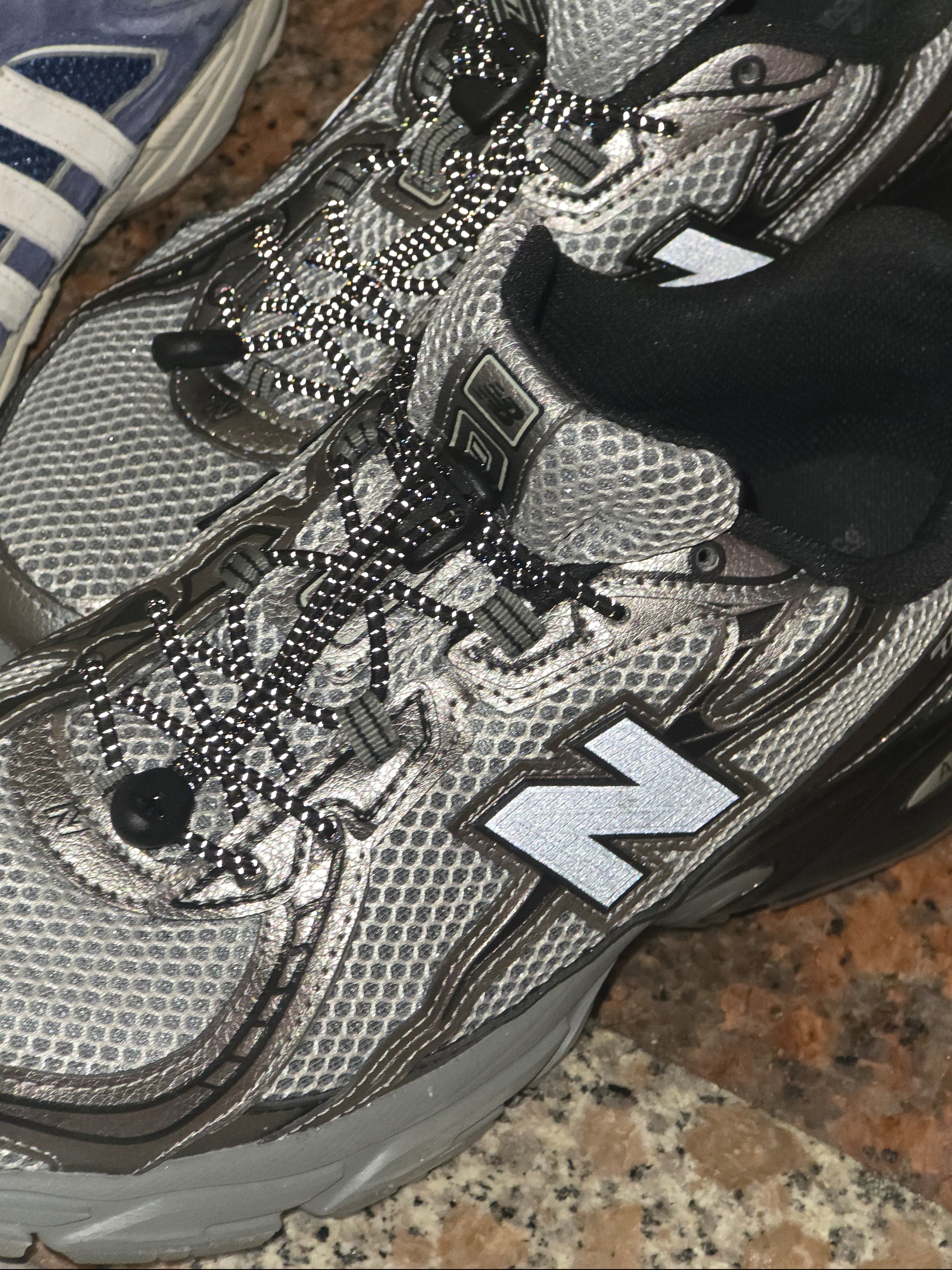 New Balance 740 Dark Silver Metallic 착용 스타일 - 1