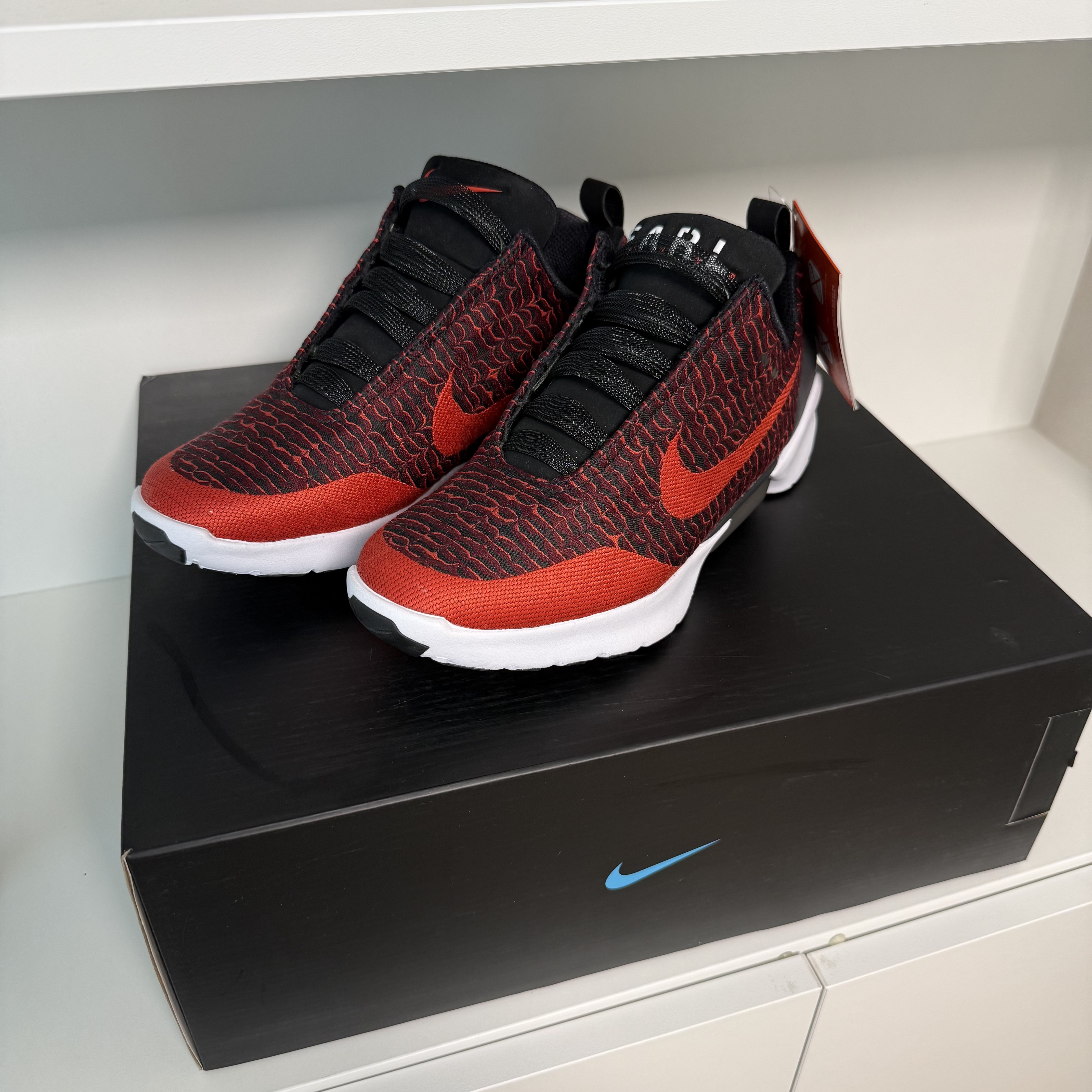 Nike HyperAdapt 1.0 Habanero Red (KR Charger) 착용 스타일
