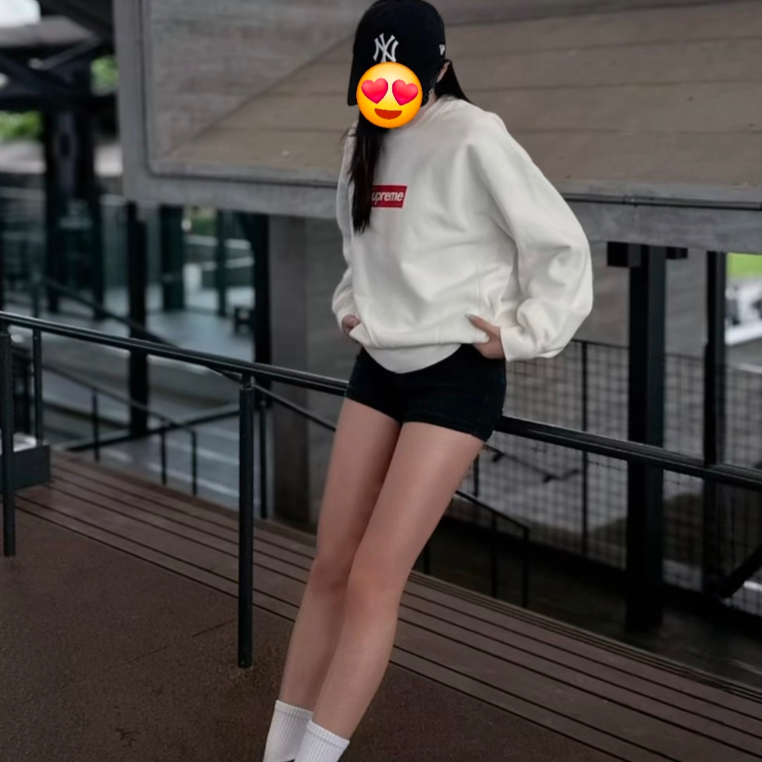 Supreme Washed Box Logo Crewneck White - 25SS 착용 스타일 - 1