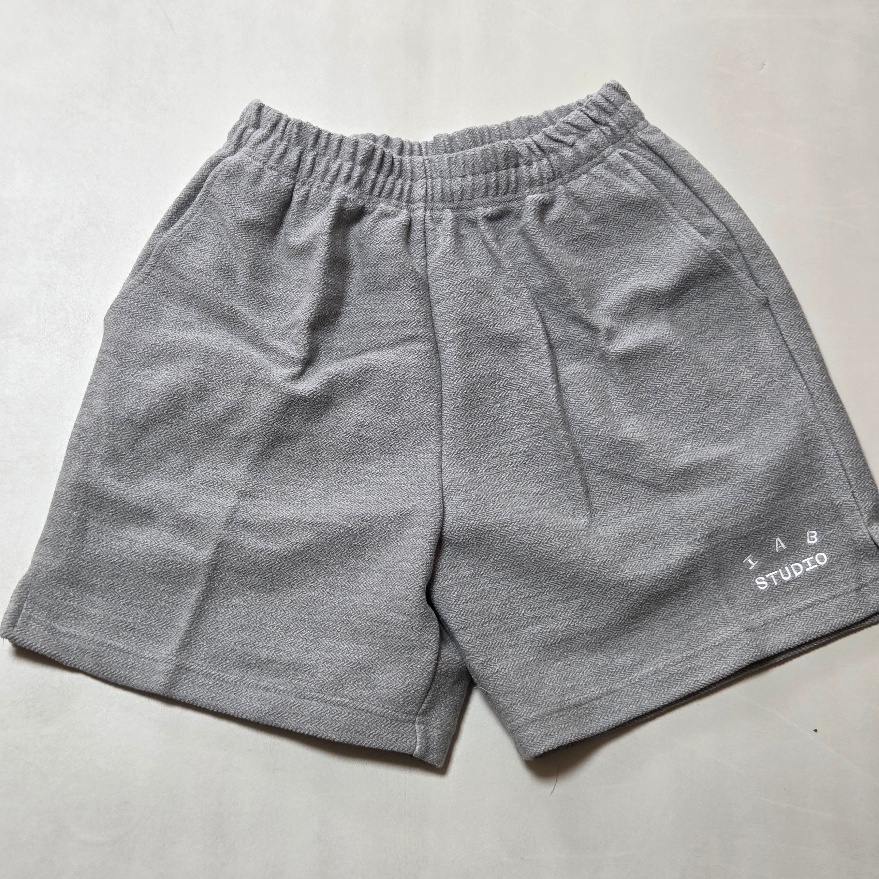 IAB Studio Herringbone Shorts Gray White 착용 스타일 - 1