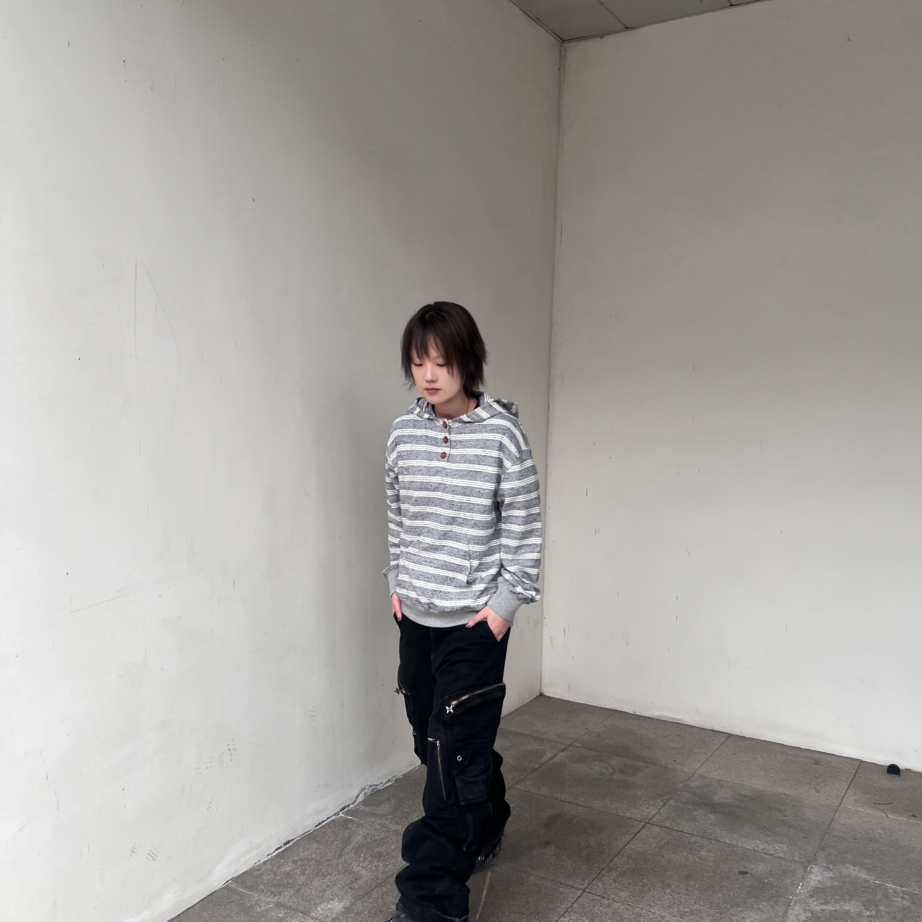 MAINBOOTH Cookie Stripe Hood T-shirt GRAY 착용 스타일 - 3