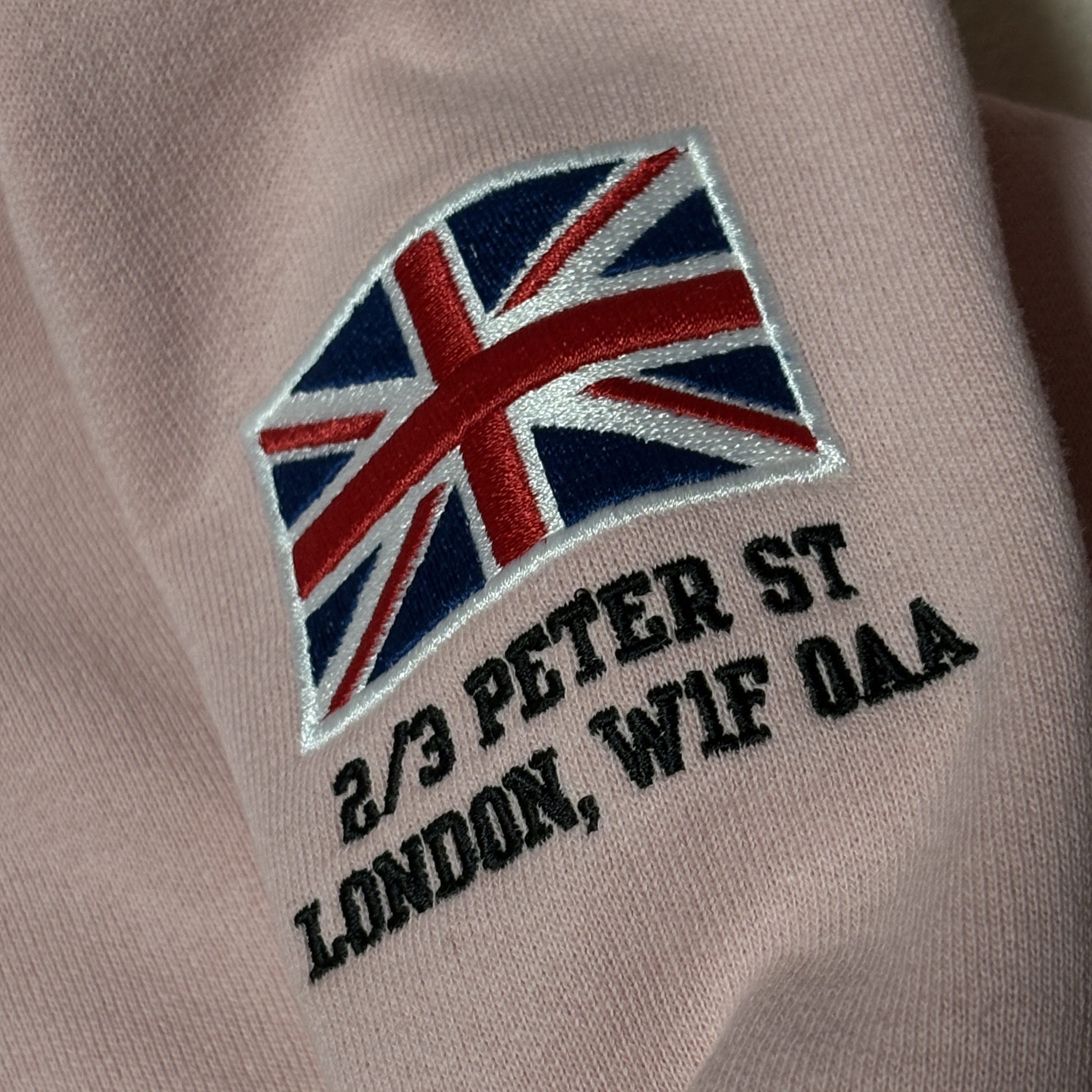Supreme Shop Flag Half Zip Pullover Light Pink London - 26SS, Clarks x Supreme Reflective Wallabee Pink - 25SS 착용 스타일 - 2