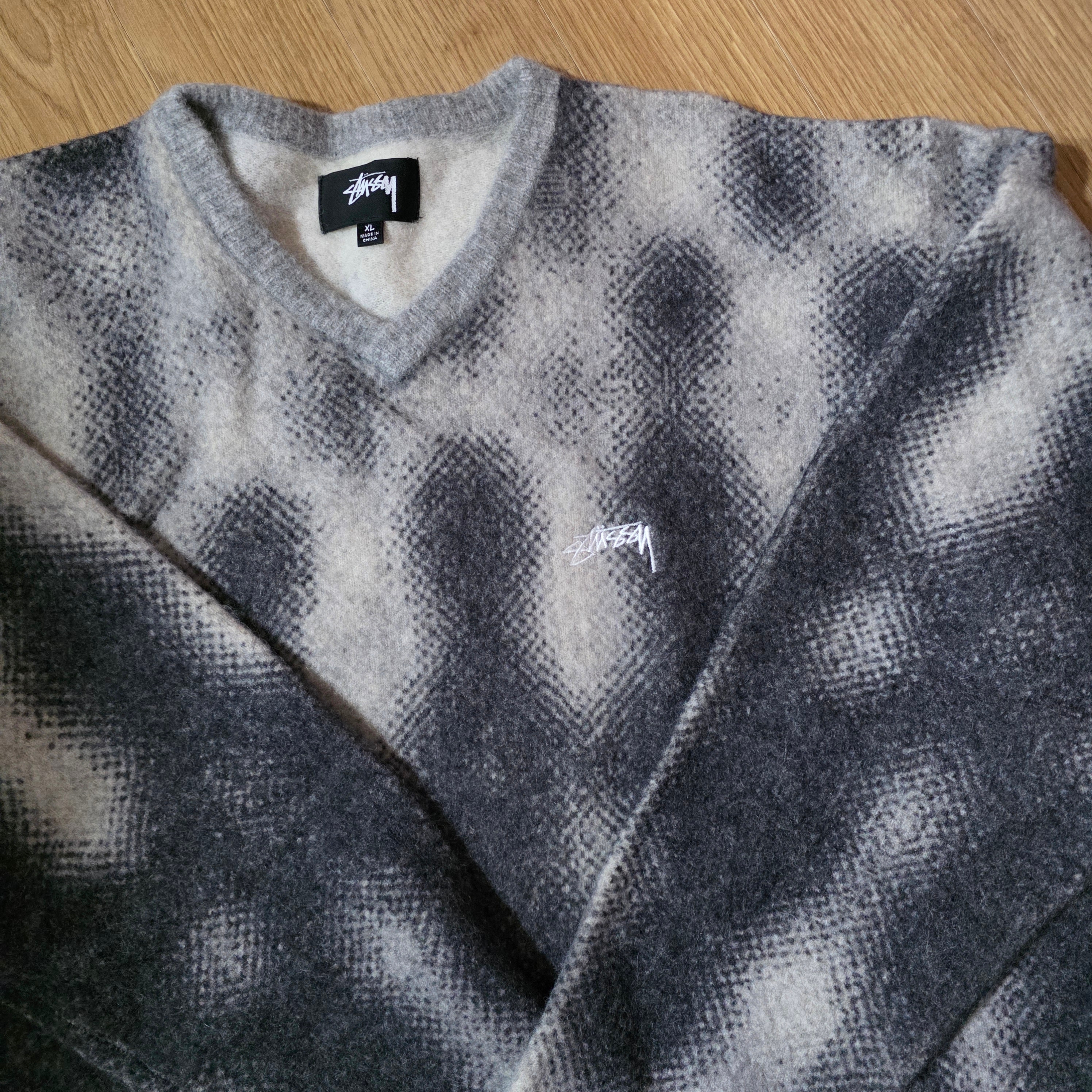 Stussy Gradient Dot Brushed Sweater Grey 착용 스타일