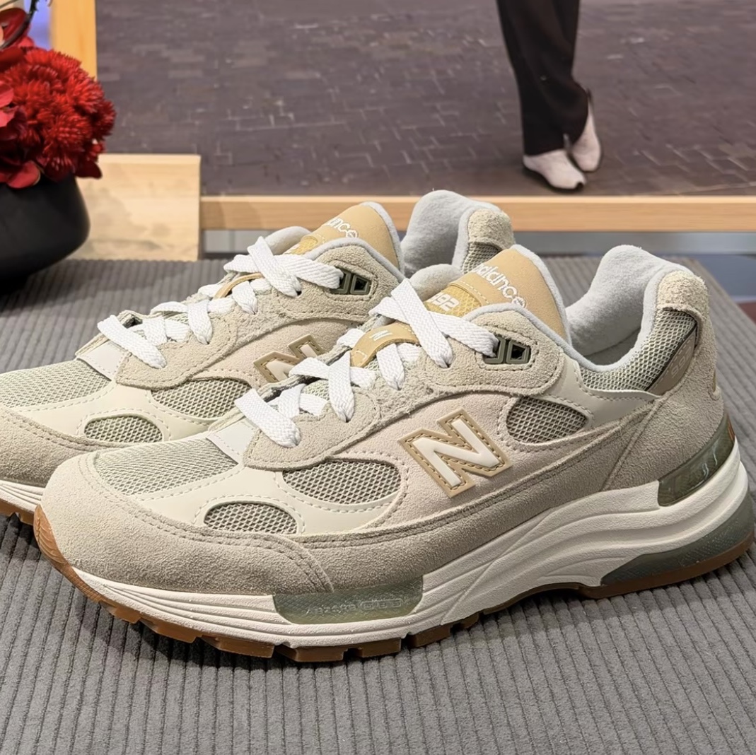 New Balance x Teddy Santis 992 Made in USA Olivine Incense 착용 스타일 - 1