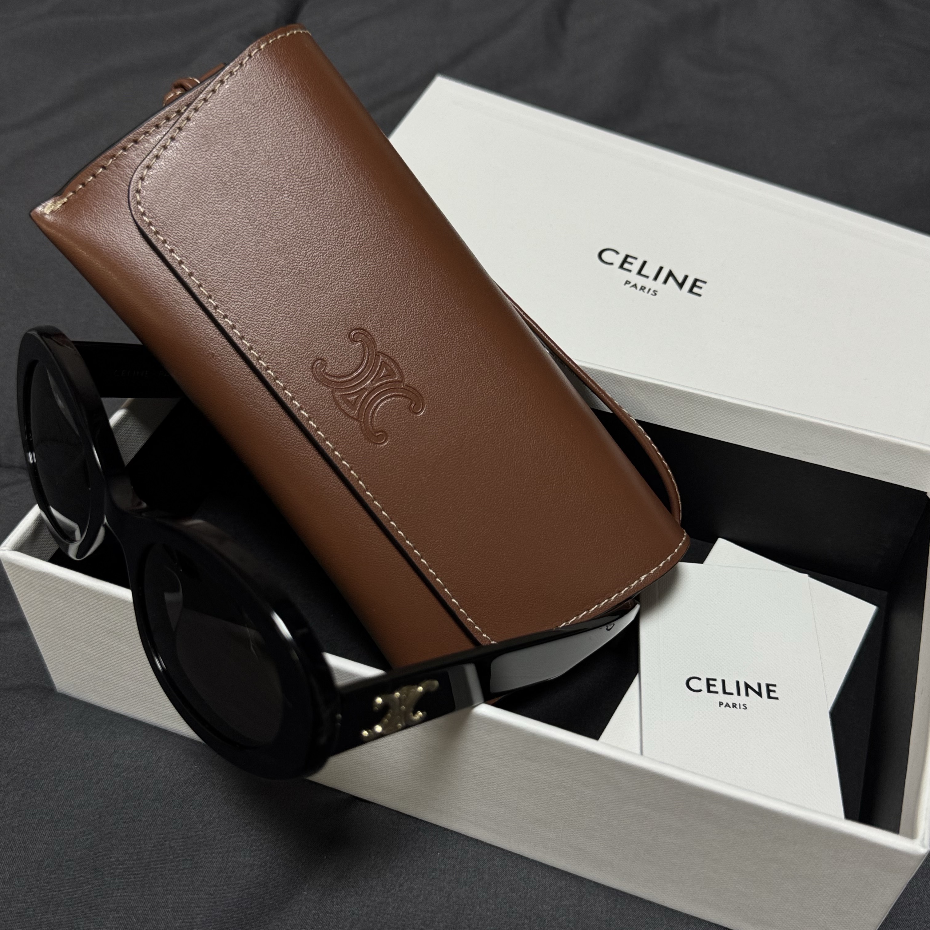 (W) Celine Triomphe 01 Sunglasses in Acetate Black 착용 스타일