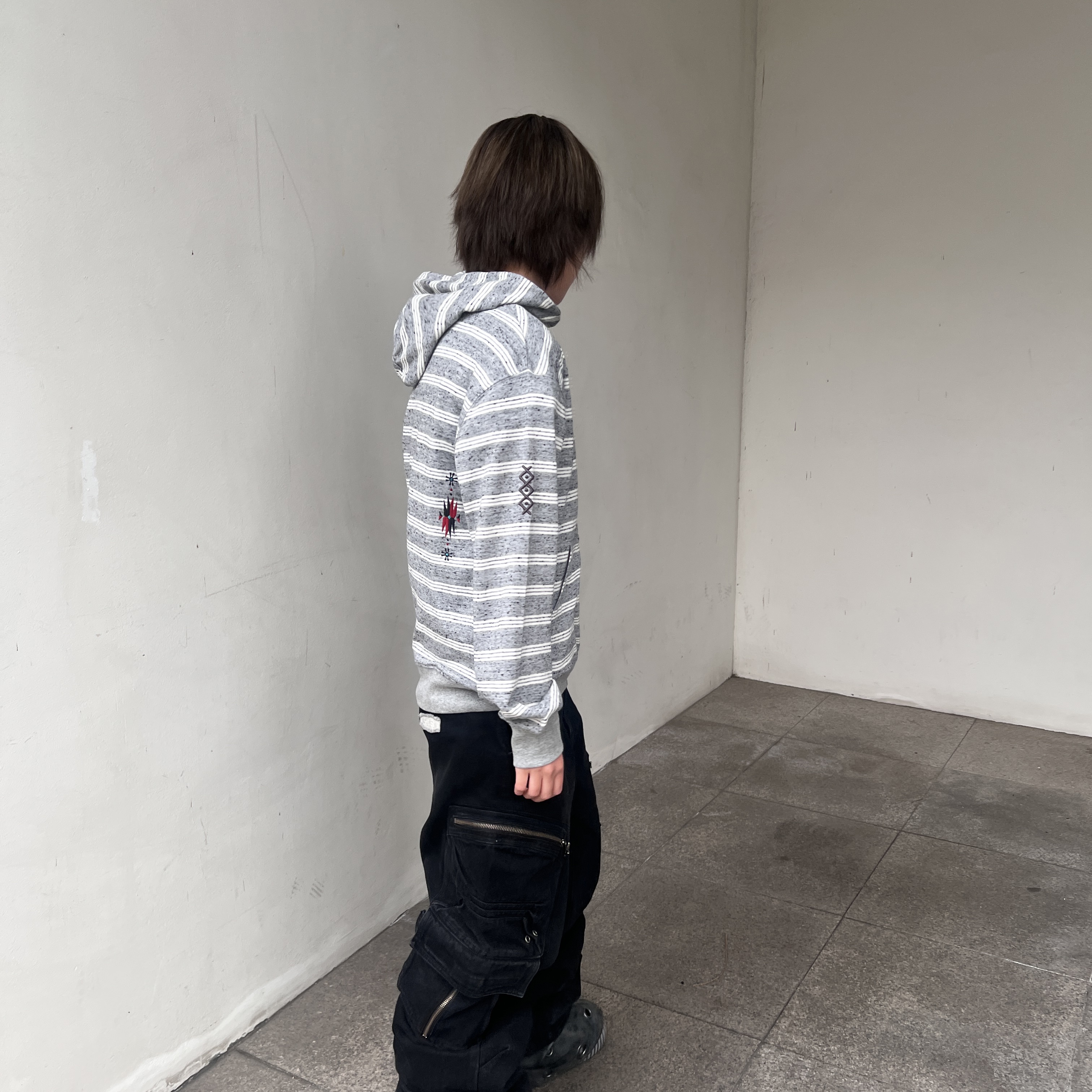 MAINBOOTH Cookie Stripe Hood T-shirt GRAY 착용 스타일 - 2